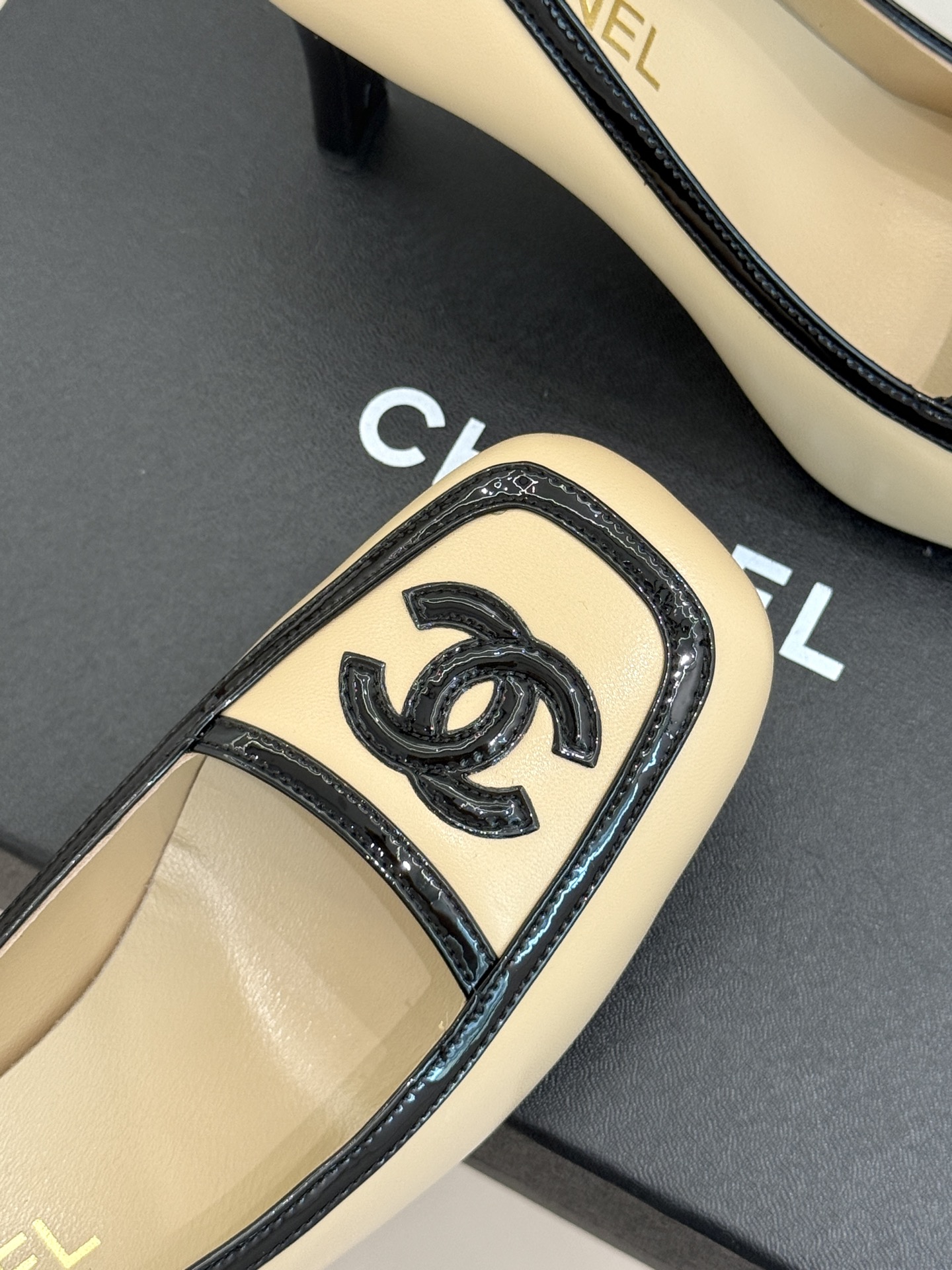 CHANE*|小香26B新品双C 拼色复古方头粗跟高跟鞋 双C徽标尽显精致质感 复古圆头柔化脚型线条 粗跟稳妥好走不累脚 CHANE*|小香26B新品双C 拼色复古方头粗跟高跟鞋 双C徽标尽显精致质感 复古圆头柔化脚型线条 粗跟稳妥好走不累脚