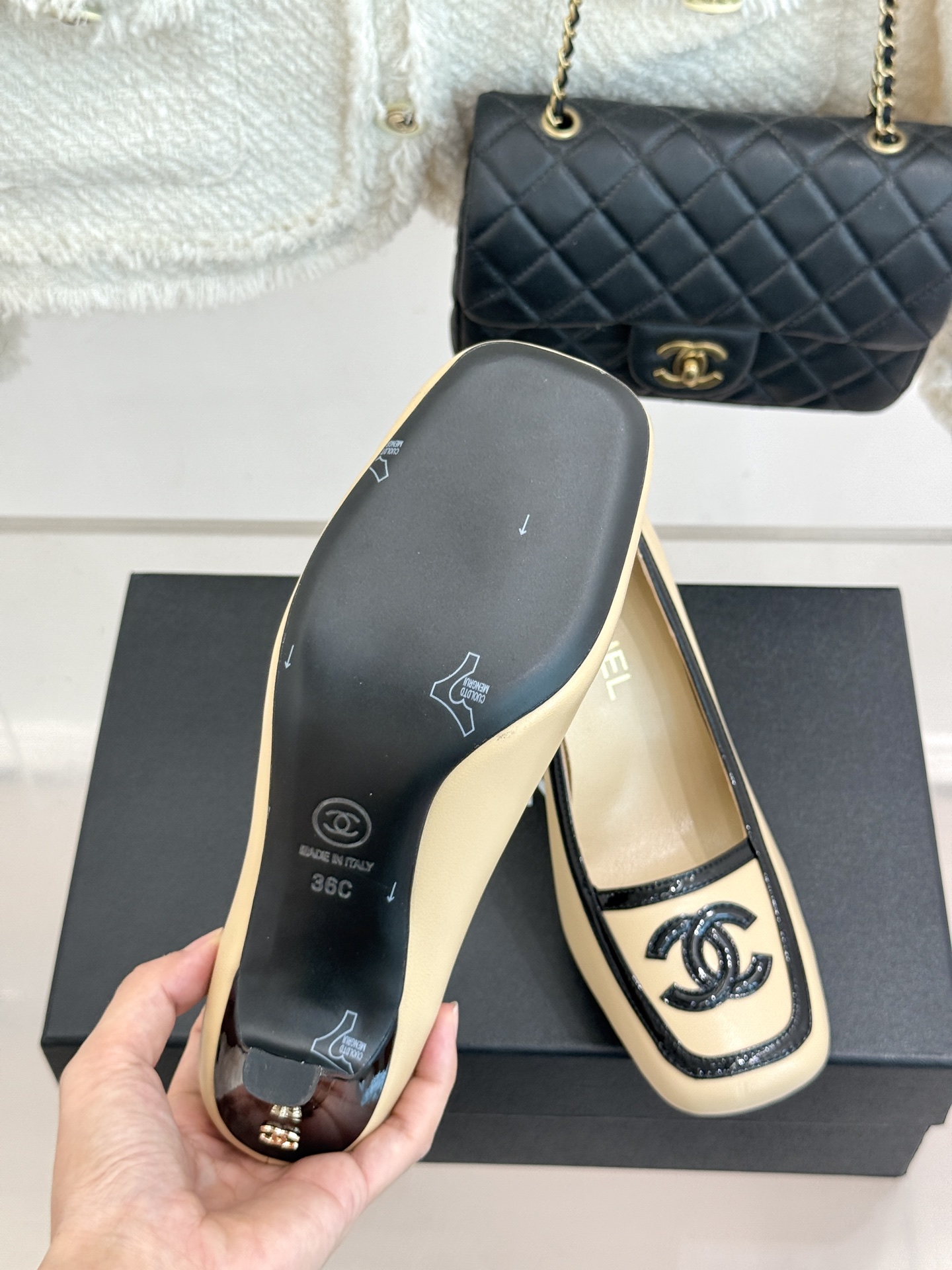 CHANE*|小香26B新品双C 拼色复古方头粗跟高跟鞋 双C徽标尽显精致质感 复古圆头柔化脚型线条 粗跟稳妥好走不累脚 CHANE*|小香26B新品双C 拼色复古方头粗跟高跟鞋 双C徽标尽显精致质感 复古圆头柔化脚型线条 粗跟稳妥好走不累脚