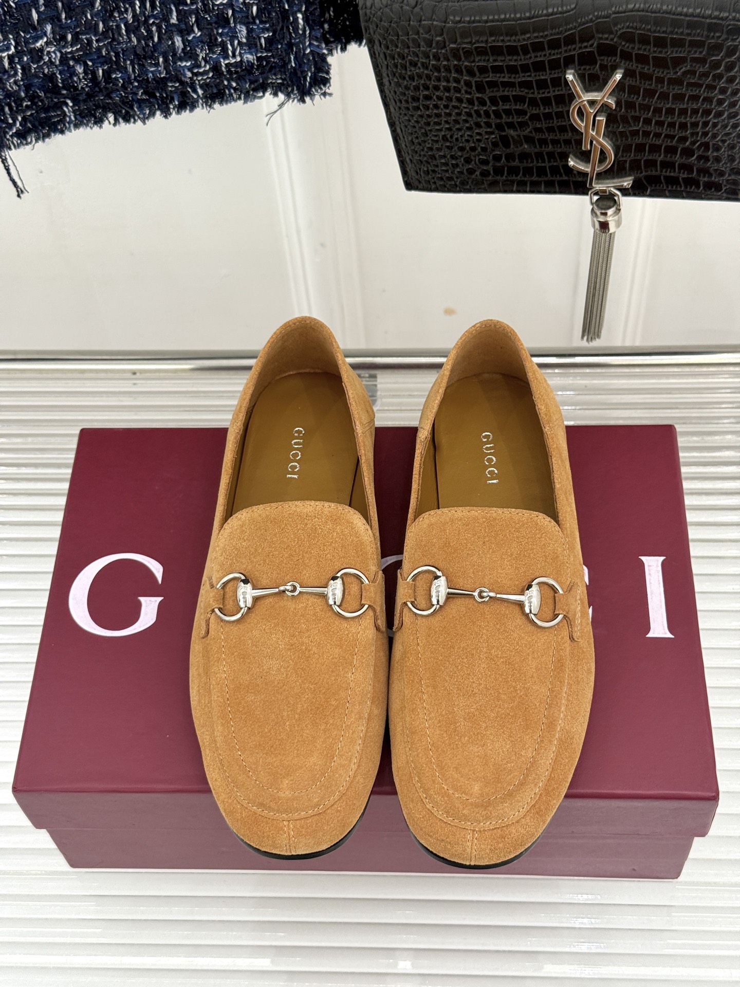 Gucci/古驰经典马衔扣踩跟乐福鞋 自1953年诞生的传奇符号 是优雅与自在的永恒注解。 Gucci经典马衔扣踩跟乐福