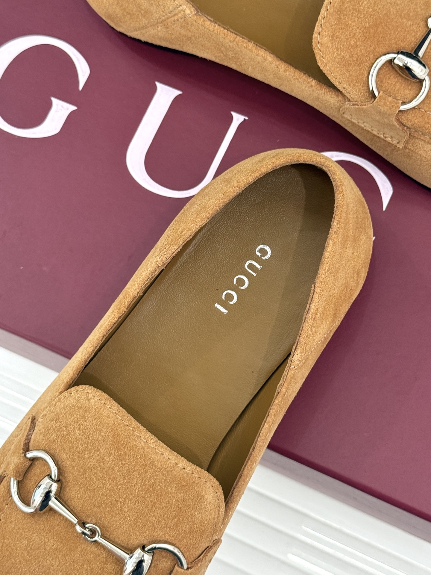 Gucci/古驰经典马衔扣踩跟乐福鞋 自1953年诞生的传奇符号 是优雅与自在的永恒注解。 Gucci经典马衔扣踩跟乐福