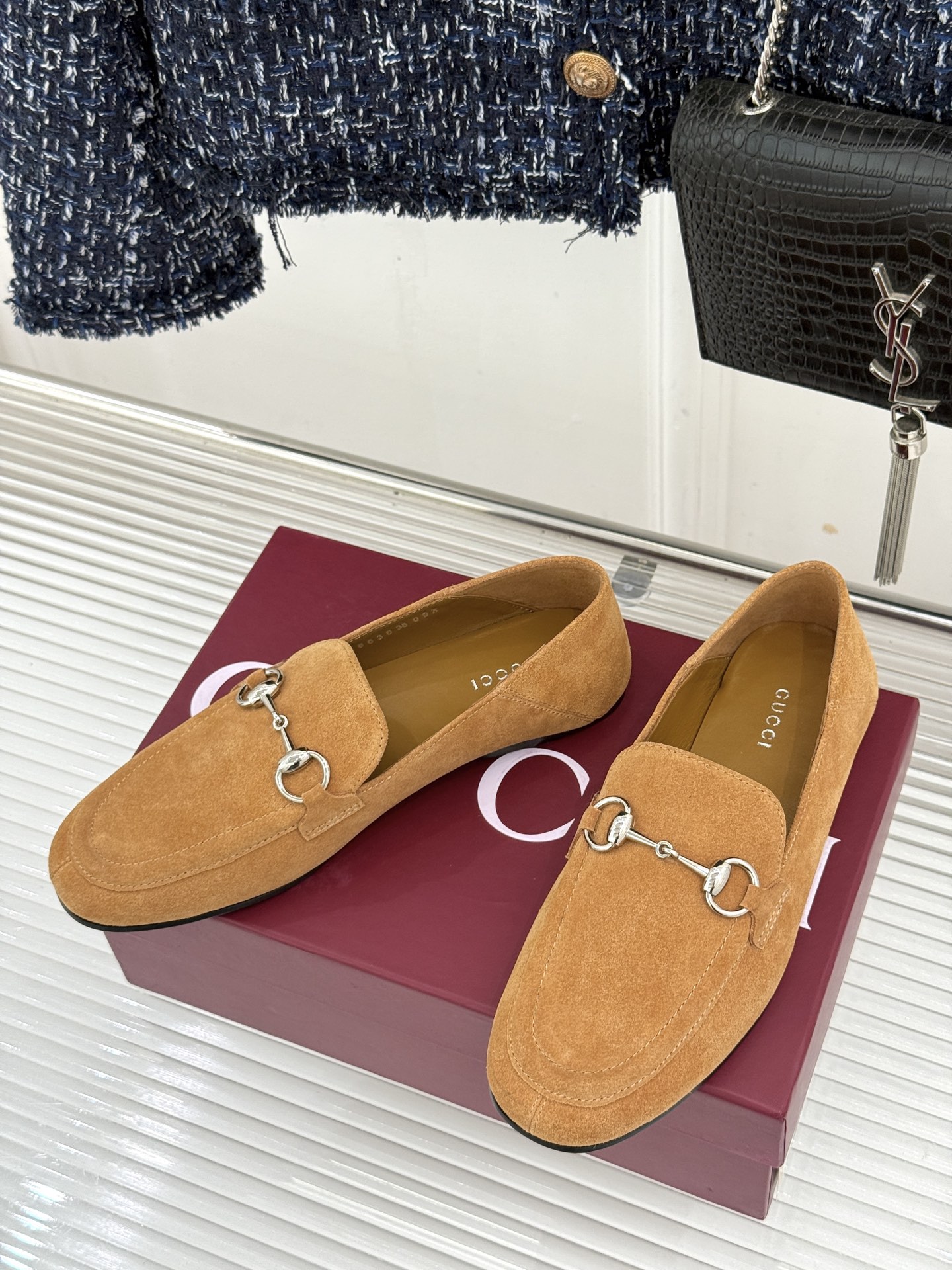 Gucci/古驰经典马衔扣踩跟乐福鞋 自1953年诞生的传奇符号 是优雅与自在的永恒注解。 Gucci经典马衔扣踩跟乐福