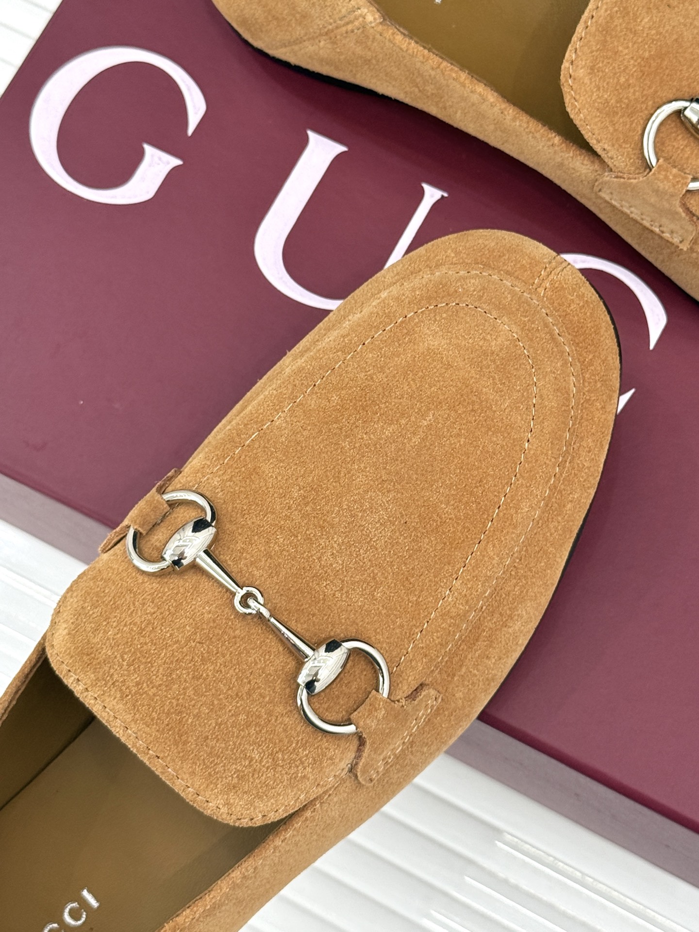 Gucci/古驰经典马衔扣踩跟乐福鞋 自1953年诞生的传奇符号 是优雅与自在的永恒注解。 Gucci经典马衔扣踩跟乐福