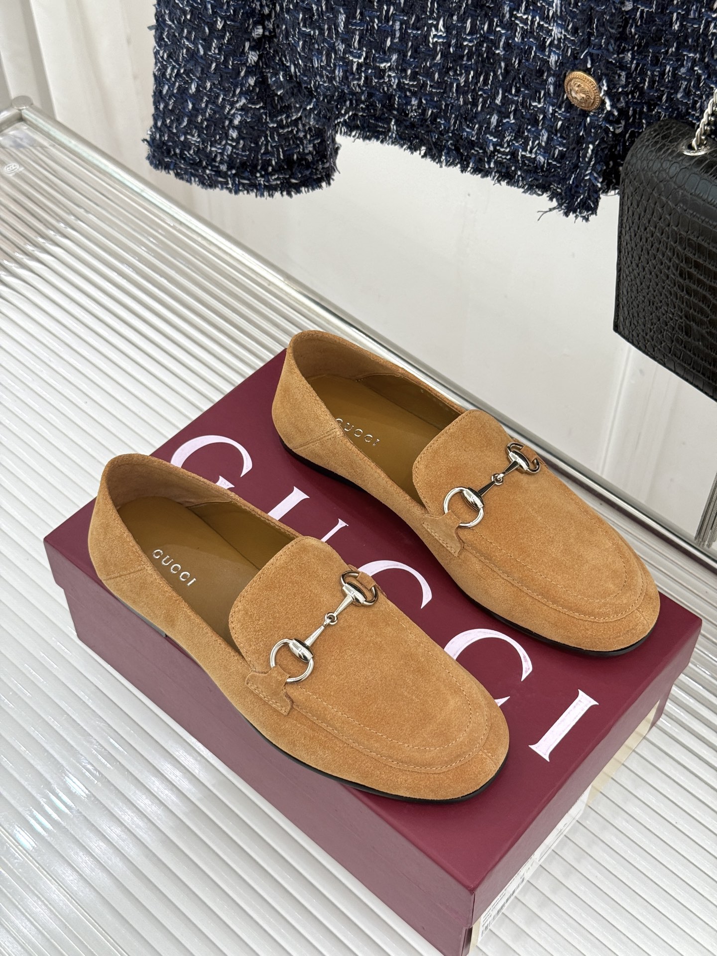 Gucci/古驰经典马衔扣踩跟乐福鞋 自1953年诞生的传奇符号 是优雅与自在的永恒注解。 Gucci经典马衔扣踩跟乐福
