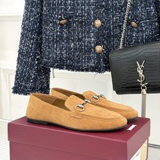 Gucci/古驰经典马衔扣踩跟乐福鞋 自1953年诞生的传奇符号 是优雅与自在的永恒注解。 Gucci经典马衔扣踩跟乐福 Gucci/古驰经典马衔扣踩跟乐福鞋 自1953年诞生的传奇符号 是优雅与自在的永恒注解。 Gucci经典马衔扣踩跟乐福
