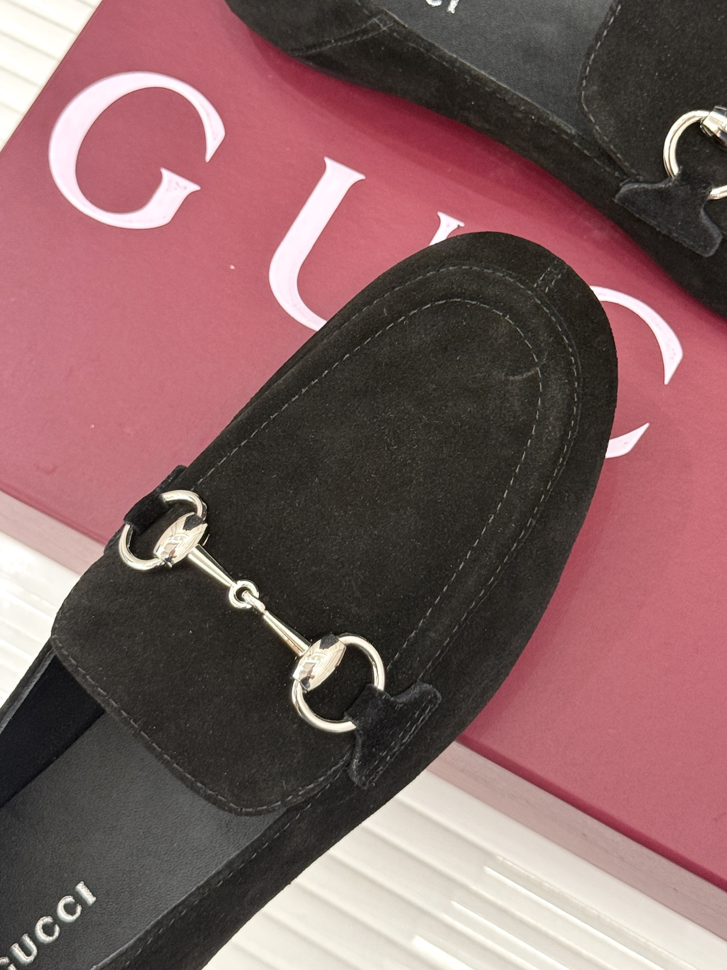 Gucci/古驰经典马衔扣踩跟乐福鞋 自1953年诞生的传奇符号 是优雅与自在的永恒注解。 Gucci经典马衔扣踩跟乐福