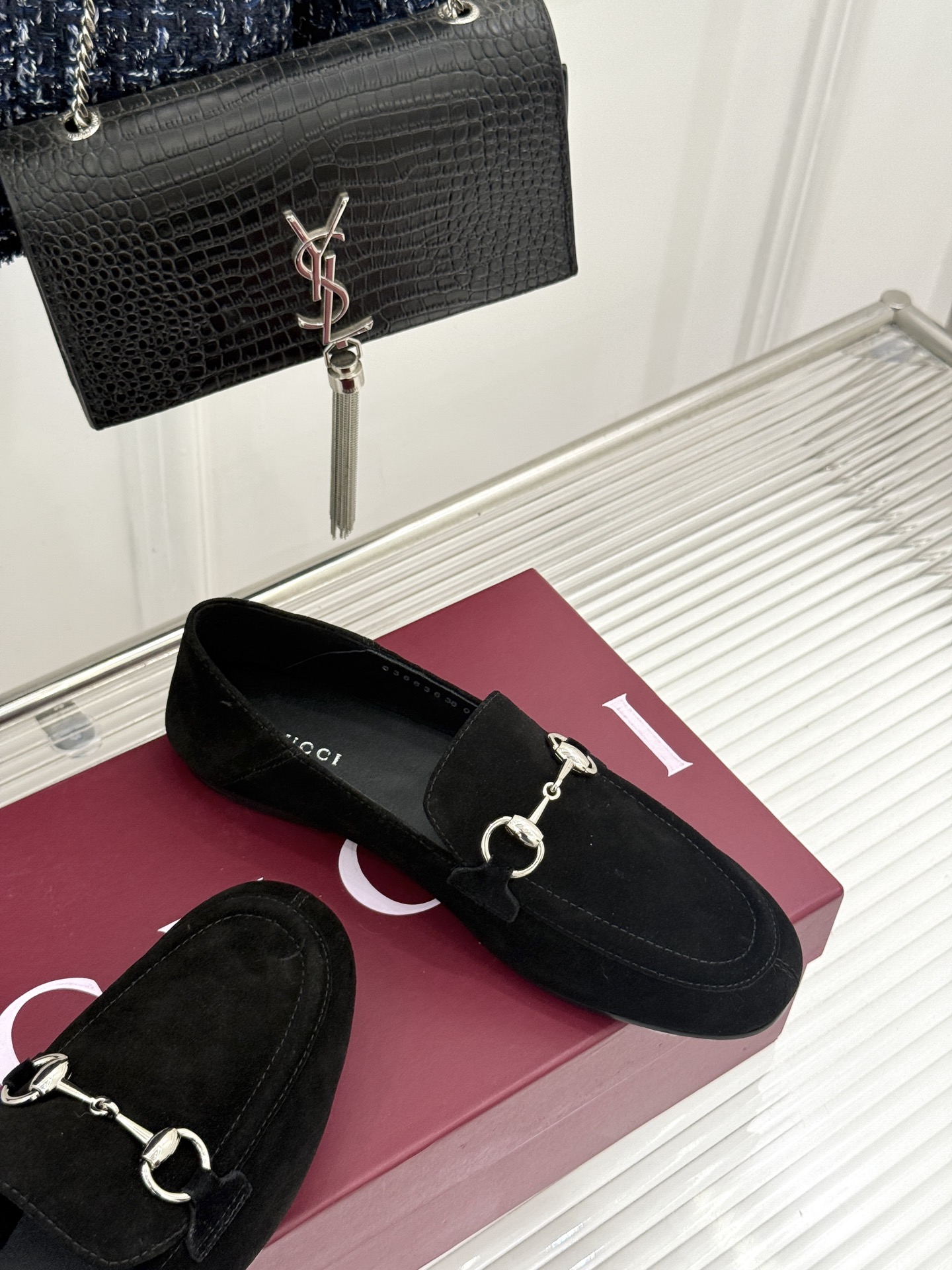 Gucci/古驰经典马衔扣踩跟乐福鞋 自1953年诞生的传奇符号 是优雅与自在的永恒注解。 Gucci经典马衔扣踩跟乐福