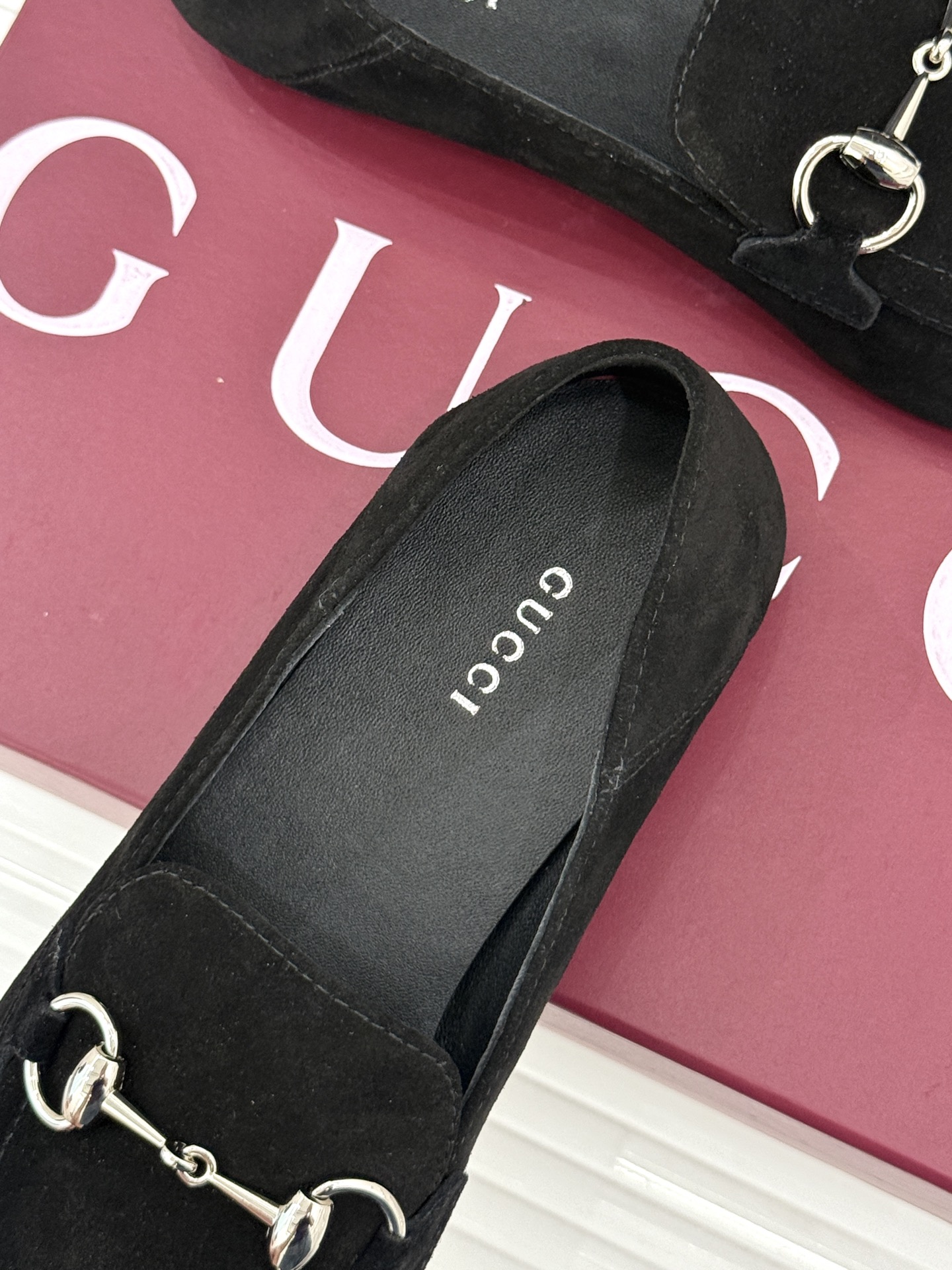 Gucci/古驰经典马衔扣踩跟乐福鞋 自1953年诞生的传奇符号 是优雅与自在的永恒注解。 Gucci经典马衔扣踩跟乐福