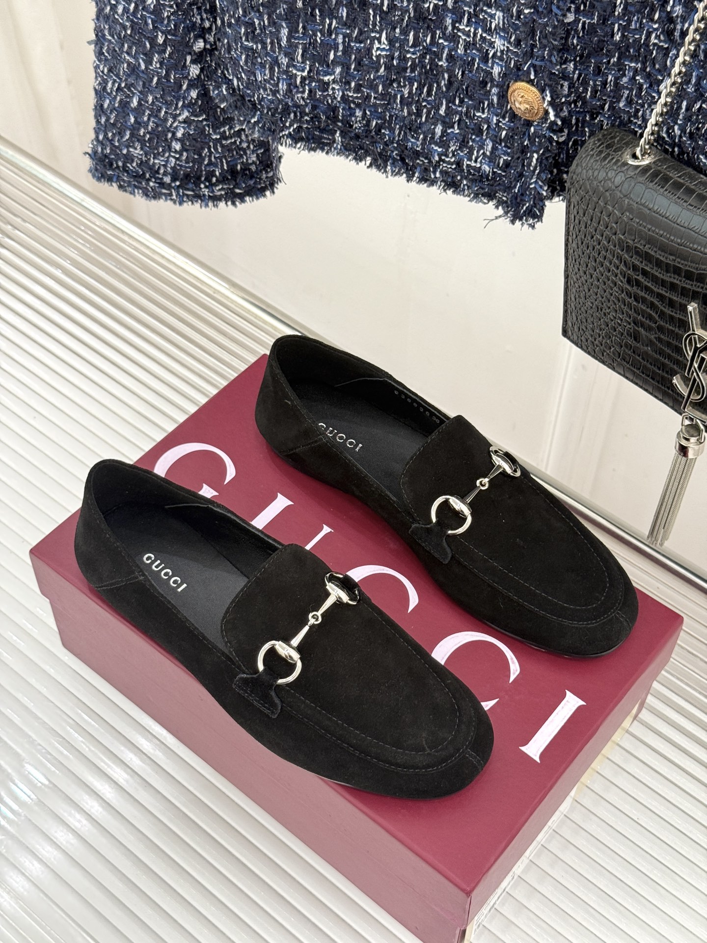 Gucci/古驰经典马衔扣踩跟乐福鞋 自1953年诞生的传奇符号 是优雅与自在的永恒注解。 Gucci经典马衔扣踩跟乐福