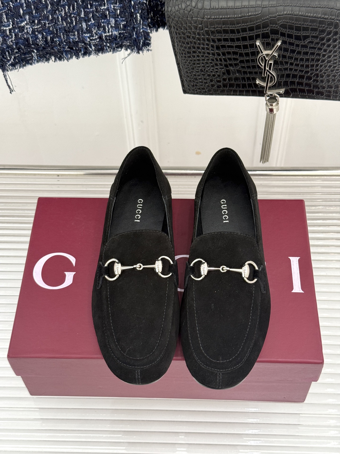 Gucci/古驰经典马衔扣踩跟乐福鞋 自1953年诞生的传奇符号 是优雅与自在的永恒注解。 Gucci经典马衔扣踩跟乐福