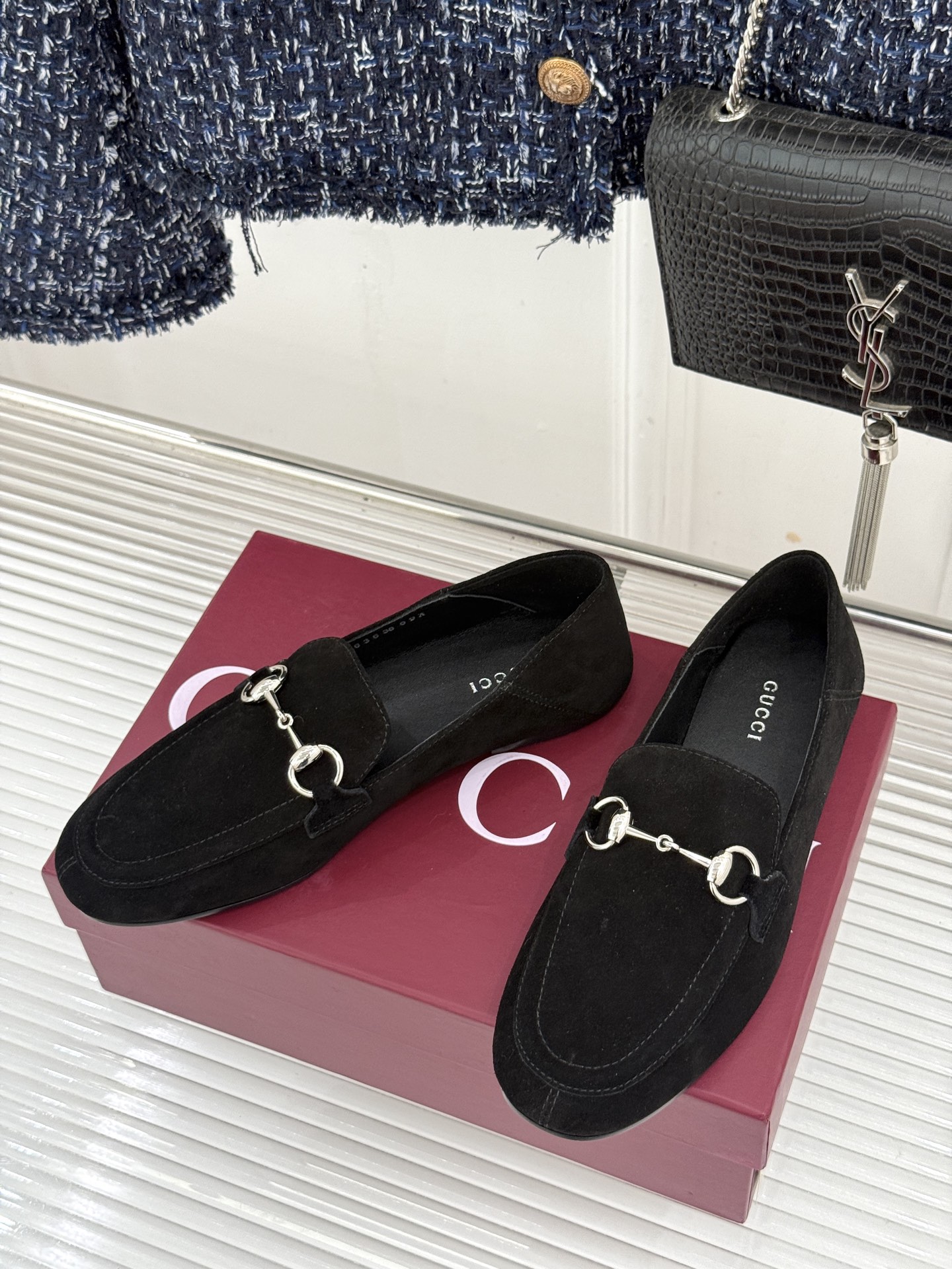 Gucci/古驰经典马衔扣踩跟乐福鞋 自1953年诞生的传奇符号 是优雅与自在的永恒注解。 Gucci经典马衔扣踩跟乐福