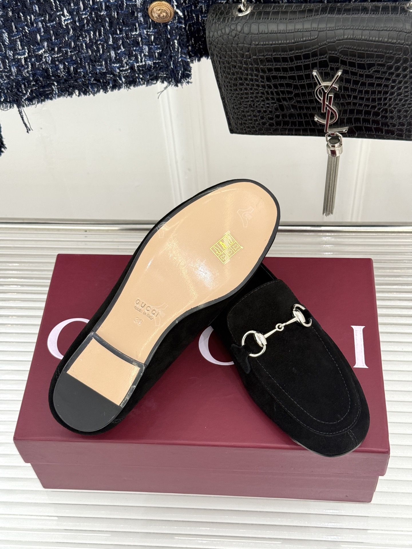 Gucci/古驰经典马衔扣踩跟乐福鞋 自1953年诞生的传奇符号 是优雅与自在的永恒注解。 Gucci经典马衔扣踩跟乐福