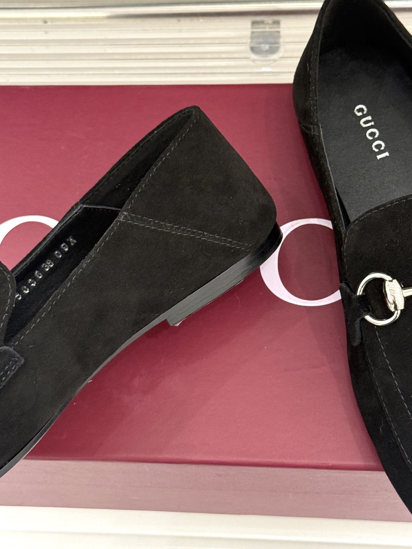 Gucci/古驰经典马衔扣踩跟乐福鞋 自1953年诞生的传奇符号 是优雅与自在的永恒注解。 Gucci经典马衔扣踩跟乐福