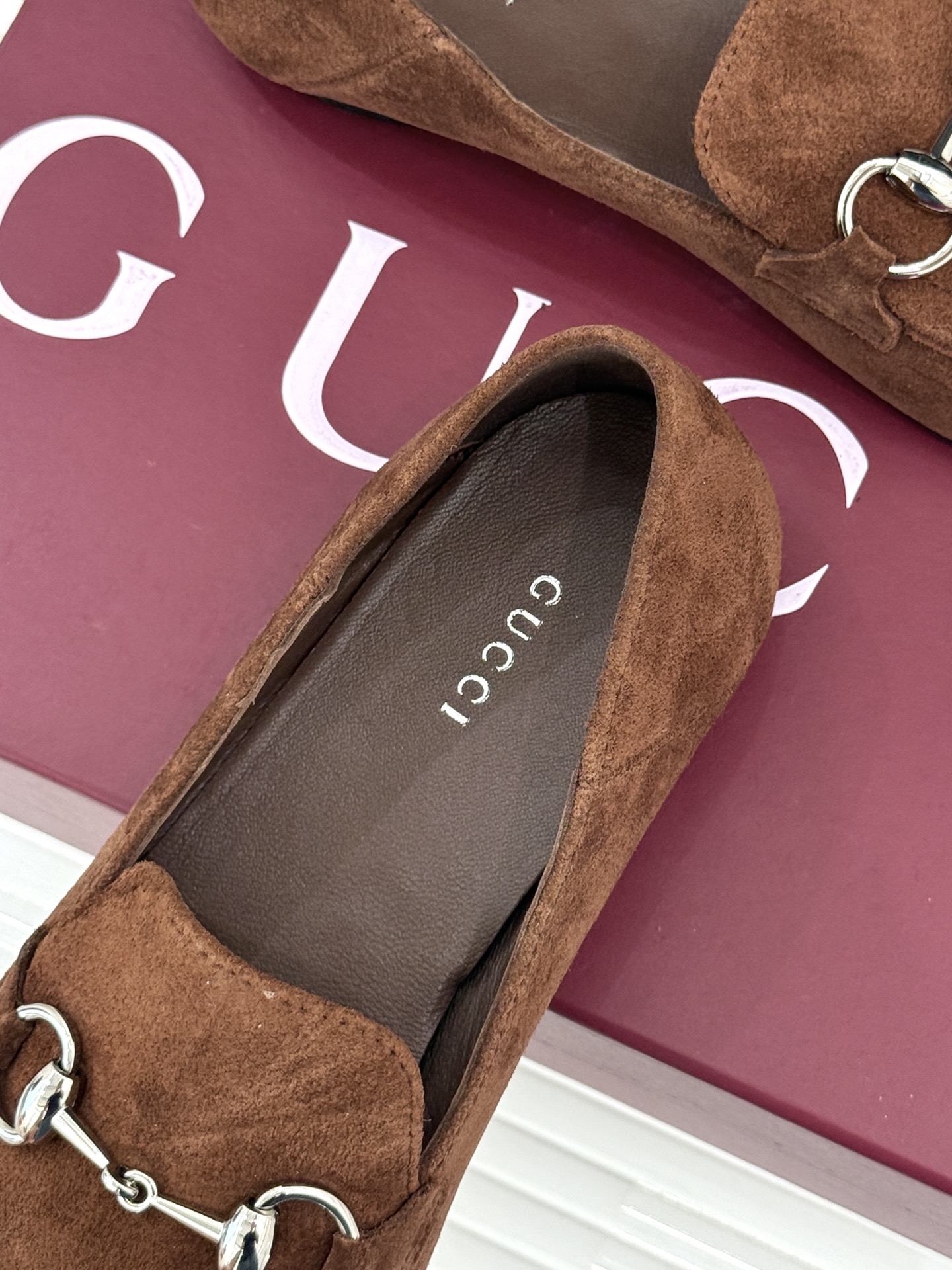 Gucci/古驰经典马衔扣踩跟乐福鞋 自1953年诞生的传奇符号 是优雅与自在的永恒注解。 Gucci经典马衔扣踩跟乐福 Gucci/古驰经典马衔扣踩跟乐福鞋 自1953年诞生的传奇符号 是优雅与自在的永恒注解。 Gucci经典马衔扣踩跟乐福