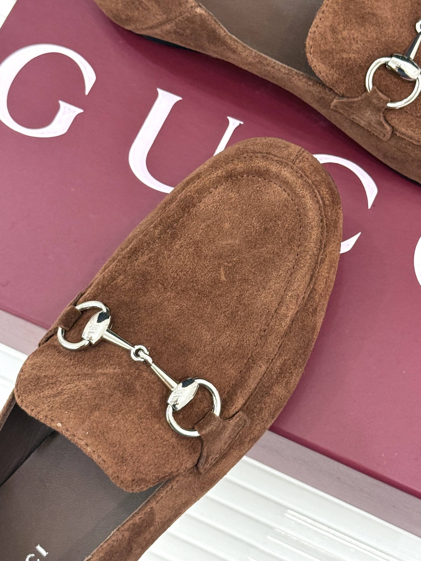 Gucci/古驰经典马衔扣踩跟乐福鞋 自1953年诞生的传奇符号 是优雅与自在的永恒注解。 Gucci经典马衔扣踩跟乐福 Gucci/古驰经典马衔扣踩跟乐福鞋 自1953年诞生的传奇符号 是优雅与自在的永恒注解。 Gucci经典马衔扣踩跟乐福