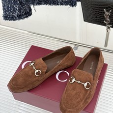 Gucci/古驰经典马衔扣踩跟乐福鞋 自1953年诞生的传奇符号 是优雅与自在的永恒注解。 Gucci经典马衔扣踩跟乐福 Gucci/古驰经典马衔扣踩跟乐福鞋 自1953年诞生的传奇符号 是优雅与自在的永恒注解。 Gucci经典马衔扣踩跟乐福