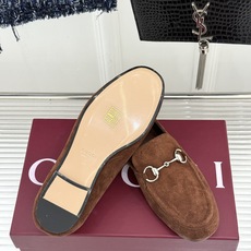 Gucci/古驰经典马衔扣踩跟乐福鞋 自1953年诞生的传奇符号 是优雅与自在的永恒注解。 Gucci经典马衔扣踩跟乐福 Gucci/古驰经典马衔扣踩跟乐福鞋 自1953年诞生的传奇符号 是优雅与自在的永恒注解。 Gucci经典马衔扣踩跟乐福