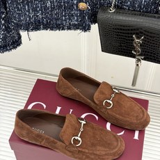 Gucci/古驰经典马衔扣踩跟乐福鞋 自1953年诞生的传奇符号 是优雅与自在的永恒注解。 Gucci经典马衔扣踩跟乐福 Gucci/古驰经典马衔扣踩跟乐福鞋 自1953年诞生的传奇符号 是优雅与自在的永恒注解。 Gucci经典马衔扣踩跟乐福
