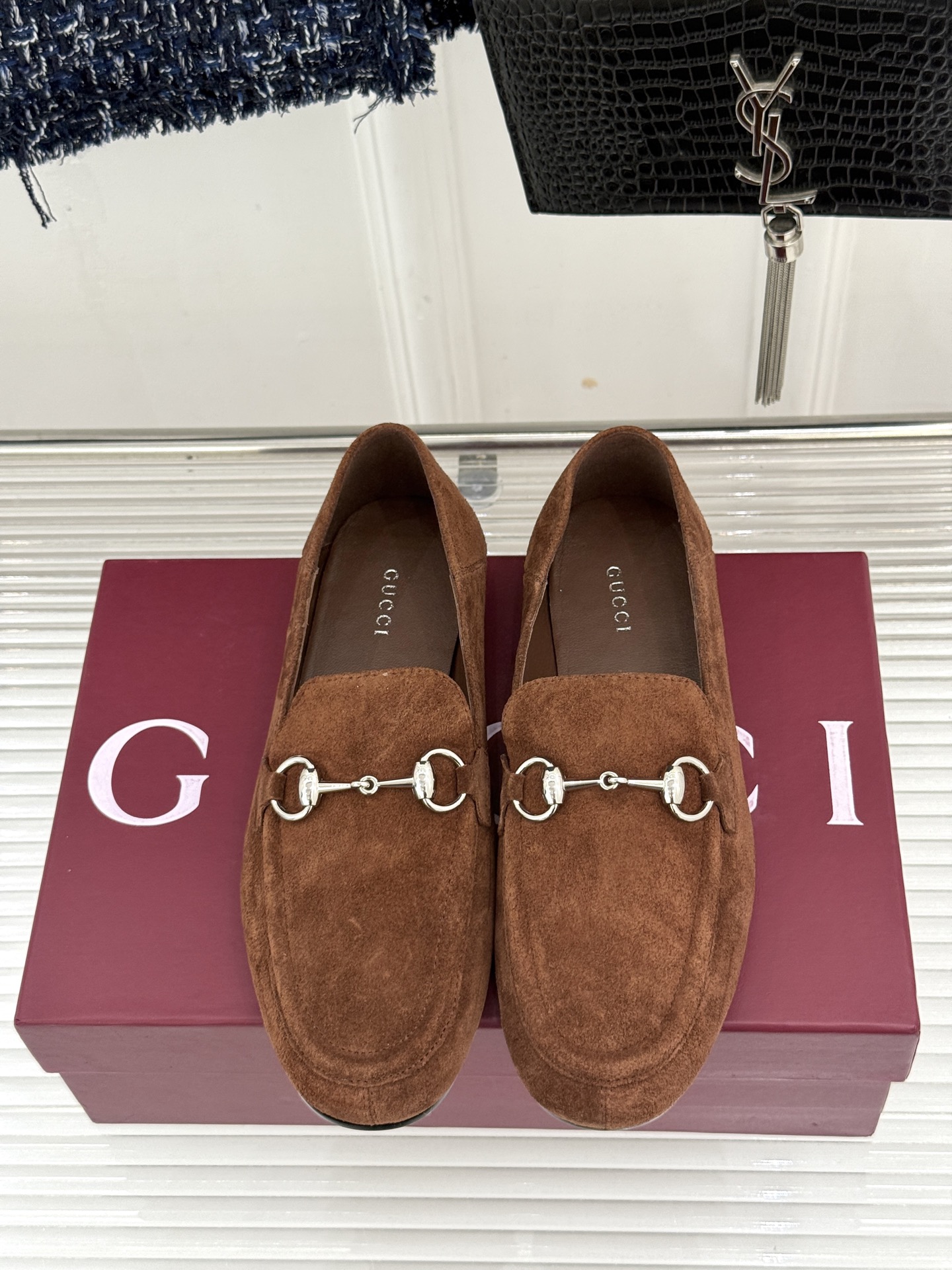 Gucci/古驰经典马衔扣踩跟乐福鞋 自1953年诞生的传奇符号 是优雅与自在的永恒注解。 Gucci经典马衔扣踩跟乐福 Gucci/古驰经典马衔扣踩跟乐福鞋 自1953年诞生的传奇符号 是优雅与自在的永恒注解。 Gucci经典马衔扣踩跟乐福