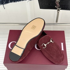Gucci/古驰经典马衔扣踩跟乐福鞋 自1953年诞生的传奇符号 是优雅与自在的永恒注解。 Gucci经典马衔扣踩跟乐福 Gucci/古驰经典马衔扣踩跟乐福鞋 自1953年诞生的传奇符号 是优雅与自在的永恒注解。 Gucci经典马衔扣踩跟乐福
