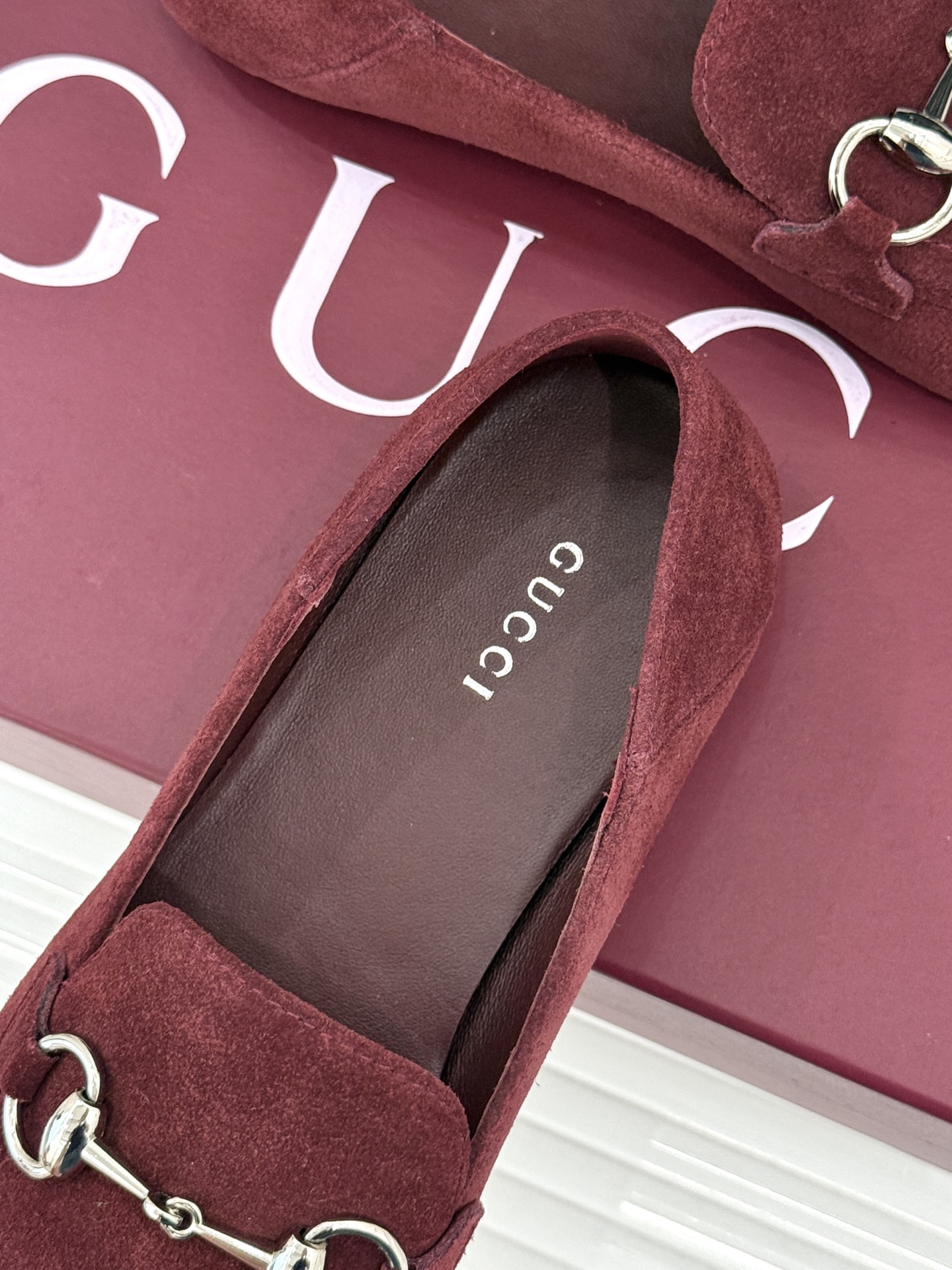 Gucci/古驰经典马衔扣踩跟乐福鞋 自1953年诞生的传奇符号 是优雅与自在的永恒注解。 Gucci经典马衔扣踩跟乐福 Gucci/古驰经典马衔扣踩跟乐福鞋 自1953年诞生的传奇符号 是优雅与自在的永恒注解。 Gucci经典马衔扣踩跟乐福