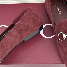 Gucci/古驰经典马衔扣踩跟乐福鞋 自1953年诞生的传奇符号 是优雅与自在的永恒注解。 Gucci经典马衔扣踩跟乐福 Gucci/古驰经典马衔扣踩跟乐福鞋 自1953年诞生的传奇符号 是优雅与自在的永恒注解。 Gucci经典马衔扣踩跟乐福