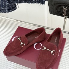Gucci/古驰经典马衔扣踩跟乐福鞋 自1953年诞生的传奇符号 是优雅与自在的永恒注解。 Gucci经典马衔扣踩跟乐福 Gucci/古驰经典马衔扣踩跟乐福鞋 自1953年诞生的传奇符号 是优雅与自在的永恒注解。 Gucci经典马衔扣踩跟乐福