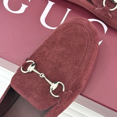 Gucci/古驰经典马衔扣踩跟乐福鞋 自1953年诞生的传奇符号 是优雅与自在的永恒注解。 Gucci经典马衔扣踩跟乐福 Gucci/古驰经典马衔扣踩跟乐福鞋 自1953年诞生的传奇符号 是优雅与自在的永恒注解。 Gucci经典马衔扣踩跟乐福