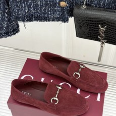 Gucci/古驰经典马衔扣踩跟乐福鞋 自1953年诞生的传奇符号 是优雅与自在的永恒注解。 Gucci经典马衔扣踩跟乐福 Gucci/古驰经典马衔扣踩跟乐福鞋 自1953年诞生的传奇符号 是优雅与自在的永恒注解。 Gucci经典马衔扣踩跟乐福