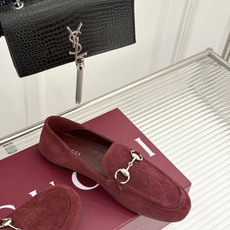 Gucci/古驰经典马衔扣踩跟乐福鞋 自1953年诞生的传奇符号 是优雅与自在的永恒注解。 Gucci经典马衔扣踩跟乐福 Gucci/古驰经典马衔扣踩跟乐福鞋 自1953年诞生的传奇符号 是优雅与自在的永恒注解。 Gucci经典马衔扣踩跟乐福