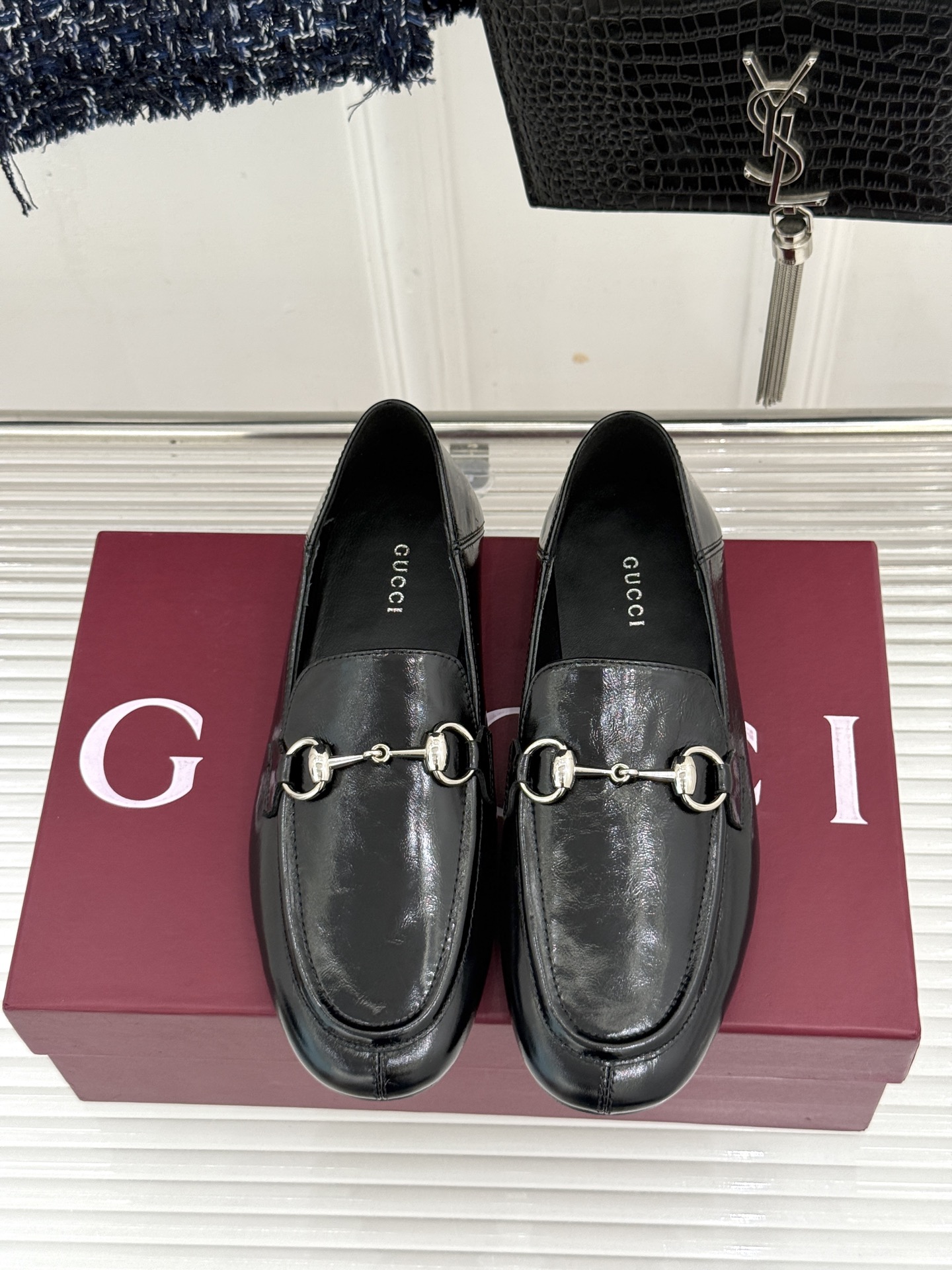 Gucci/古驰经典马衔扣踩跟乐福鞋 自1953年诞生的传奇符号 是优雅与自在的永恒注解。 Gucci经典马衔扣踩跟乐福