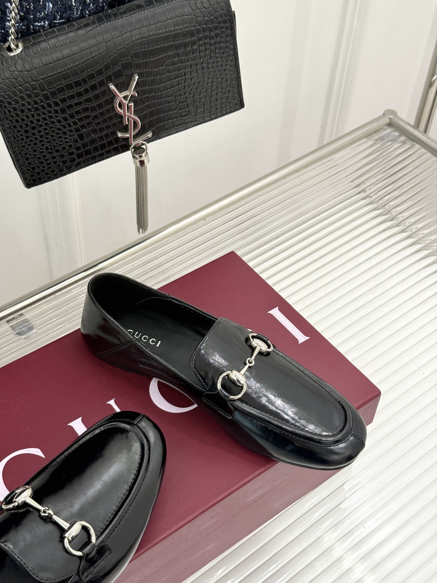 Gucci/古驰经典马衔扣踩跟乐福鞋 自1953年诞生的传奇符号 是优雅与自在的永恒注解。 Gucci经典马衔扣踩跟乐福