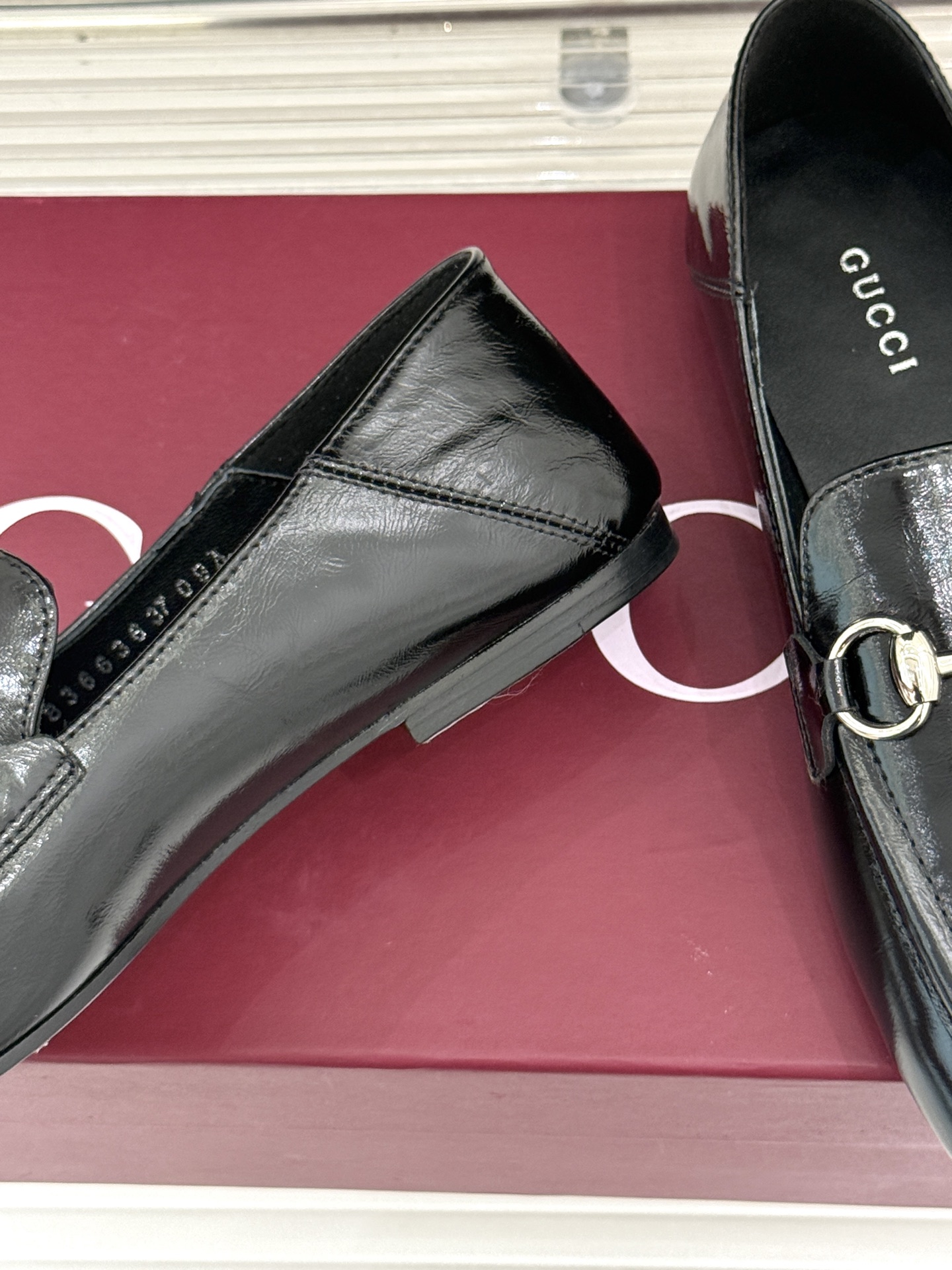 Gucci/古驰经典马衔扣踩跟乐福鞋 自1953年诞生的传奇符号 是优雅与自在的永恒注解。 Gucci经典马衔扣踩跟乐福