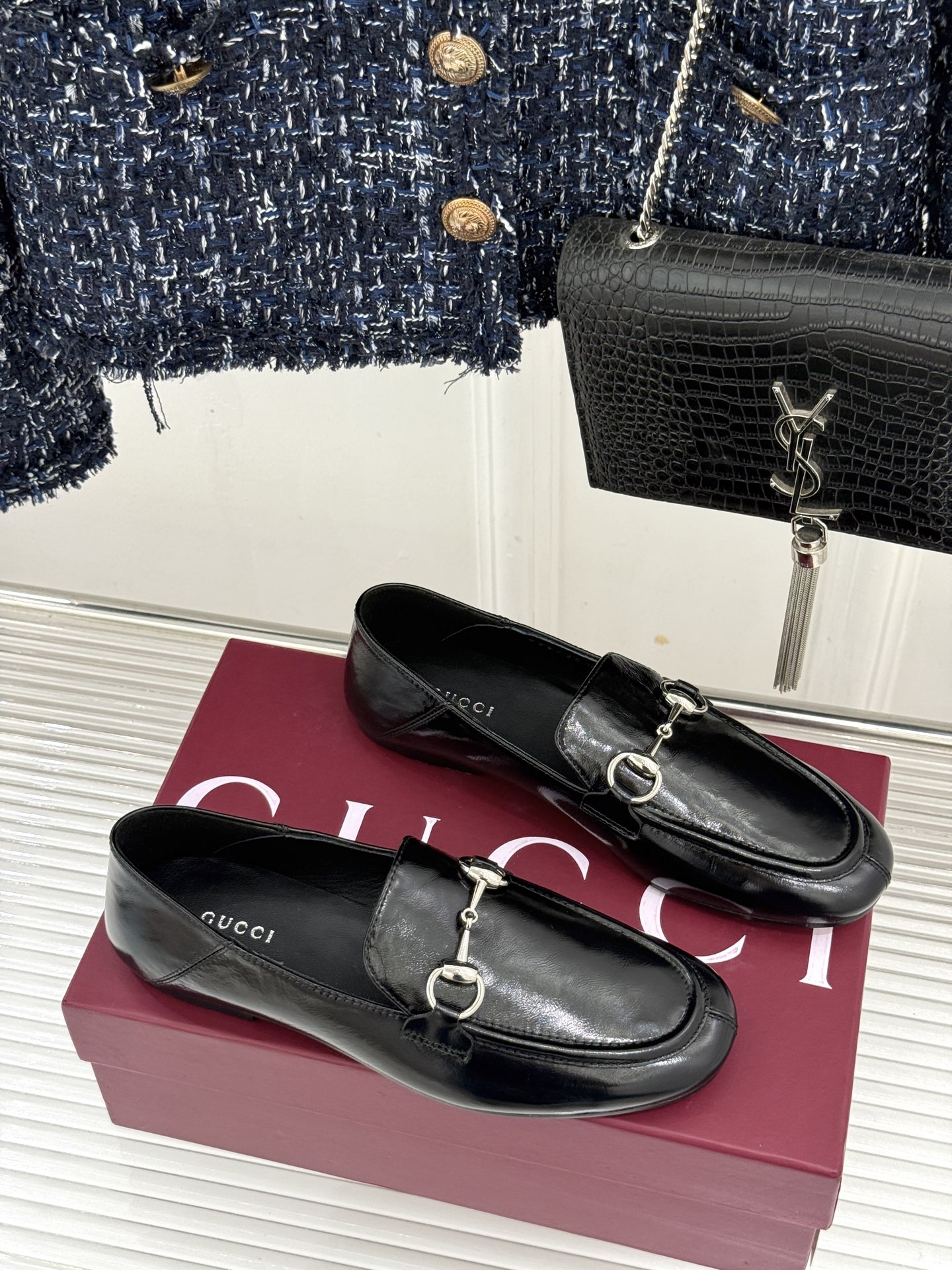 Gucci/古驰经典马衔扣踩跟乐福鞋 自1953年诞生的传奇符号 是优雅与自在的永恒注解。 Gucci经典马衔扣踩跟乐福