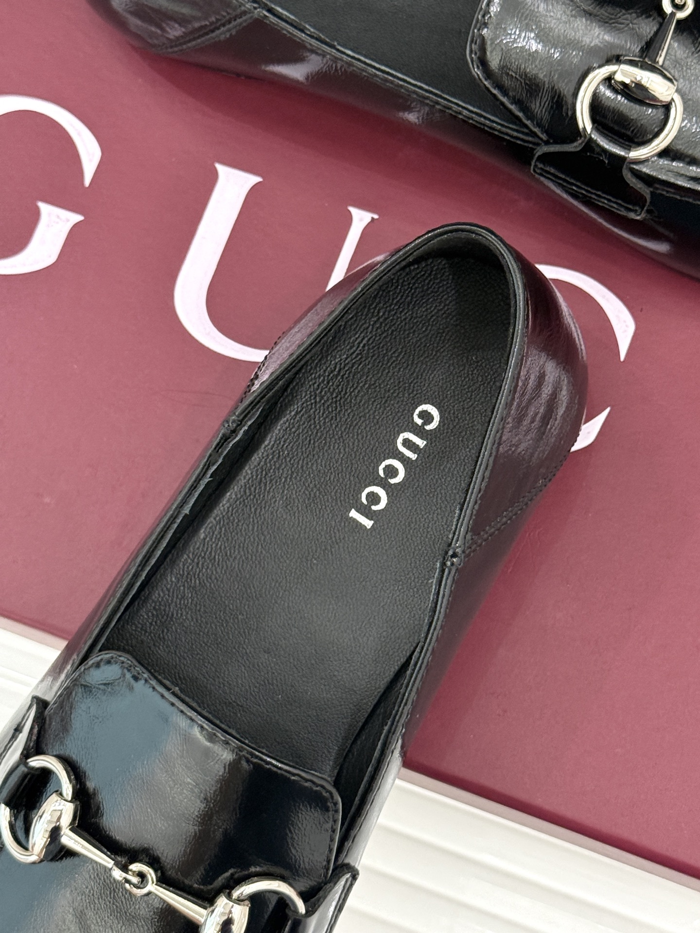 Gucci/古驰经典马衔扣踩跟乐福鞋 自1953年诞生的传奇符号 是优雅与自在的永恒注解。 Gucci经典马衔扣踩跟乐福
