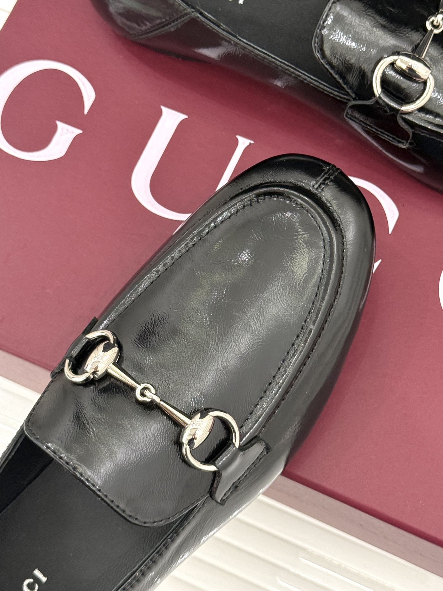 Gucci/古驰经典马衔扣踩跟乐福鞋 自1953年诞生的传奇符号 是优雅与自在的永恒注解。 Gucci经典马衔扣踩跟乐福