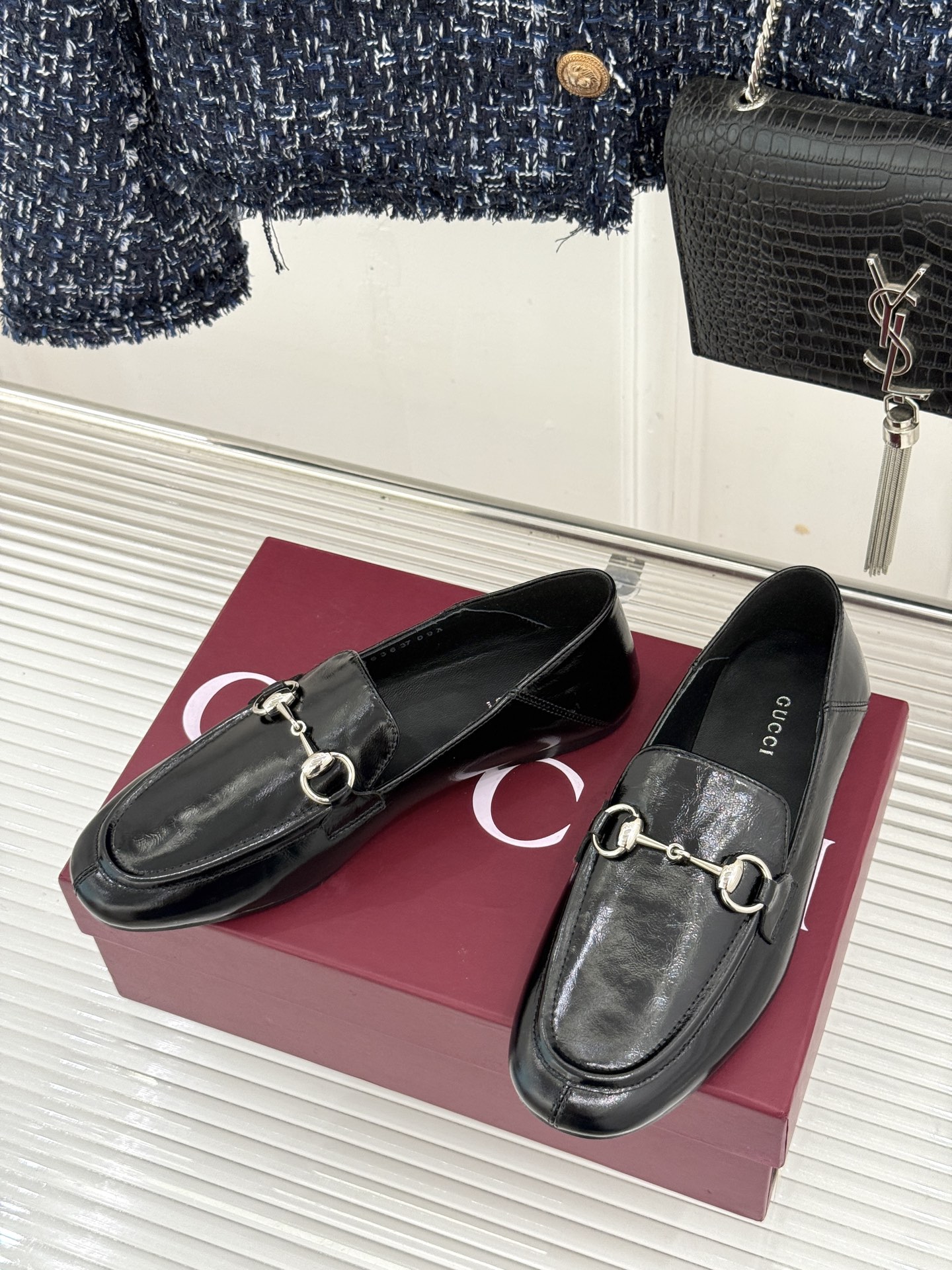 Gucci/古驰经典马衔扣踩跟乐福鞋 自1953年诞生的传奇符号 是优雅与自在的永恒注解。 Gucci经典马衔扣踩跟乐福