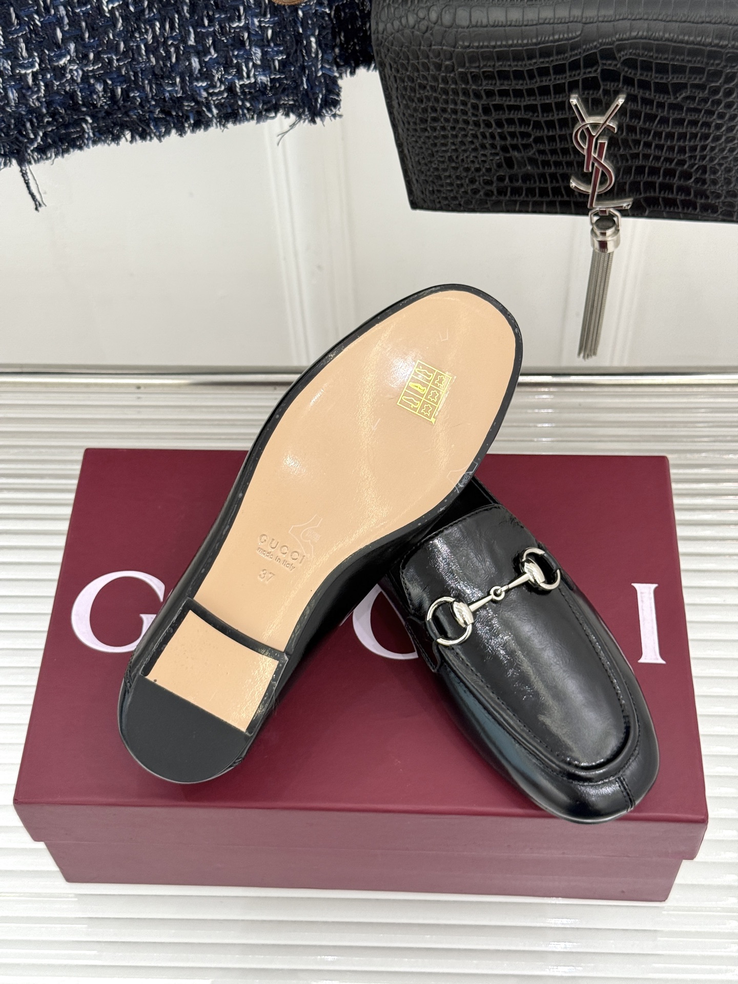 Gucci/古驰经典马衔扣踩跟乐福鞋 自1953年诞生的传奇符号 是优雅与自在的永恒注解。 Gucci经典马衔扣踩跟乐福
