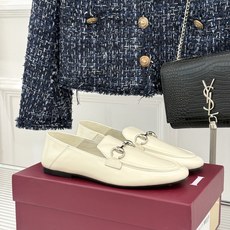 Gucci/古驰经典马衔扣踩跟乐福鞋 自1953年诞生的传奇符号 是优雅与自在的永恒注解。 Gucci经典马衔扣踩跟乐福 Gucci/古驰经典马衔扣踩跟乐福鞋 自1953年诞生的传奇符号 是优雅与自在的永恒注解。 Gucci经典马衔扣踩跟乐福