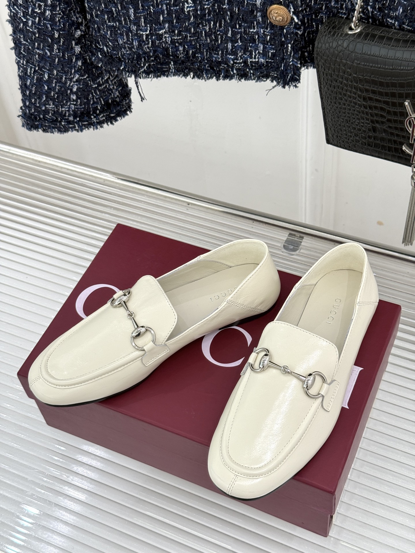 Gucci/古驰经典马衔扣踩跟乐福鞋 自1953年诞生的传奇符号 是优雅与自在的永恒注解。 Gucci经典马衔扣踩跟乐福
