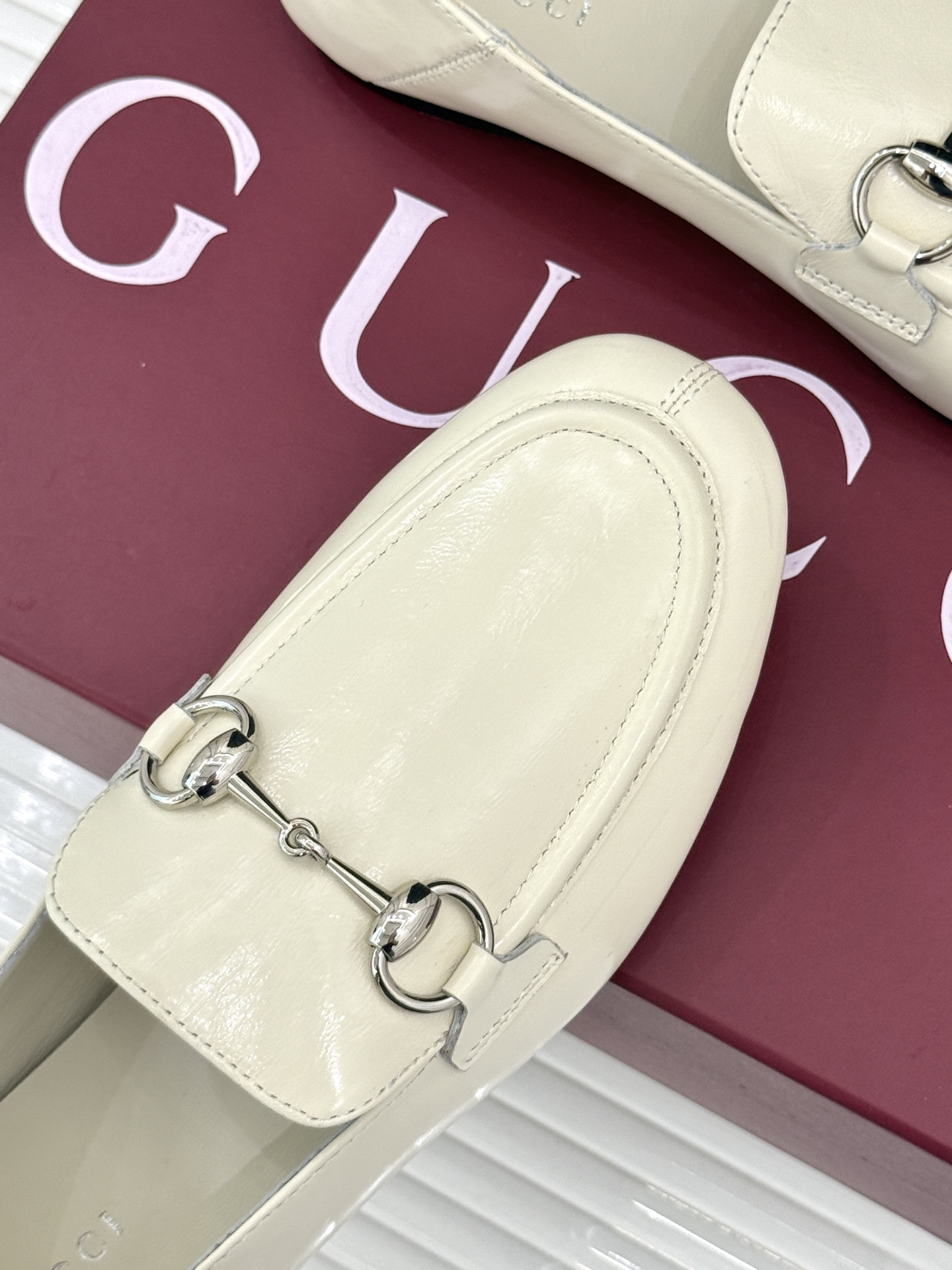 Gucci/古驰经典马衔扣踩跟乐福鞋 自1953年诞生的传奇符号 是优雅与自在的永恒注解。 Gucci经典马衔扣踩跟乐福