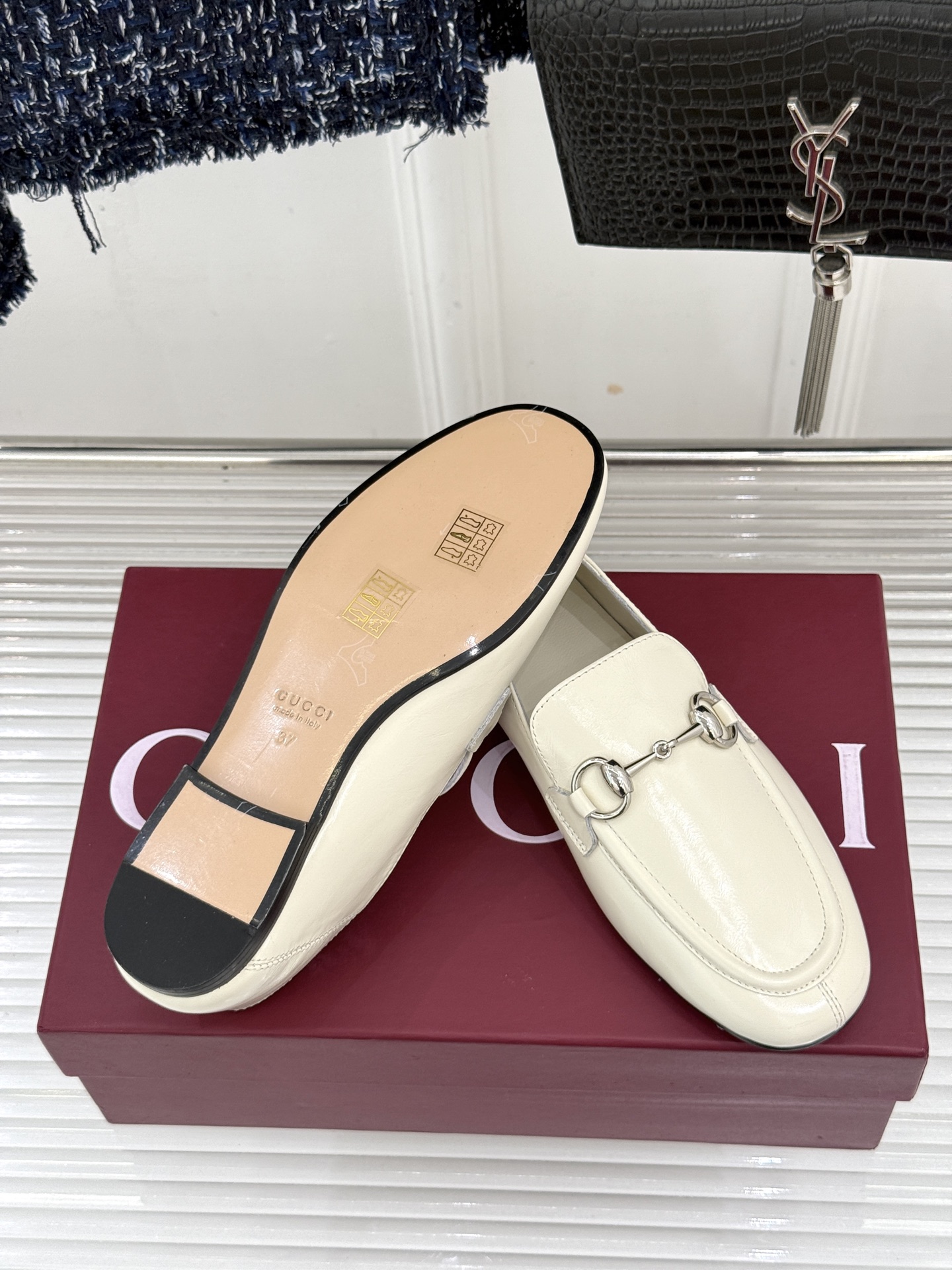 Gucci/古驰经典马衔扣踩跟乐福鞋 自1953年诞生的传奇符号 是优雅与自在的永恒注解。 Gucci经典马衔扣踩跟乐福