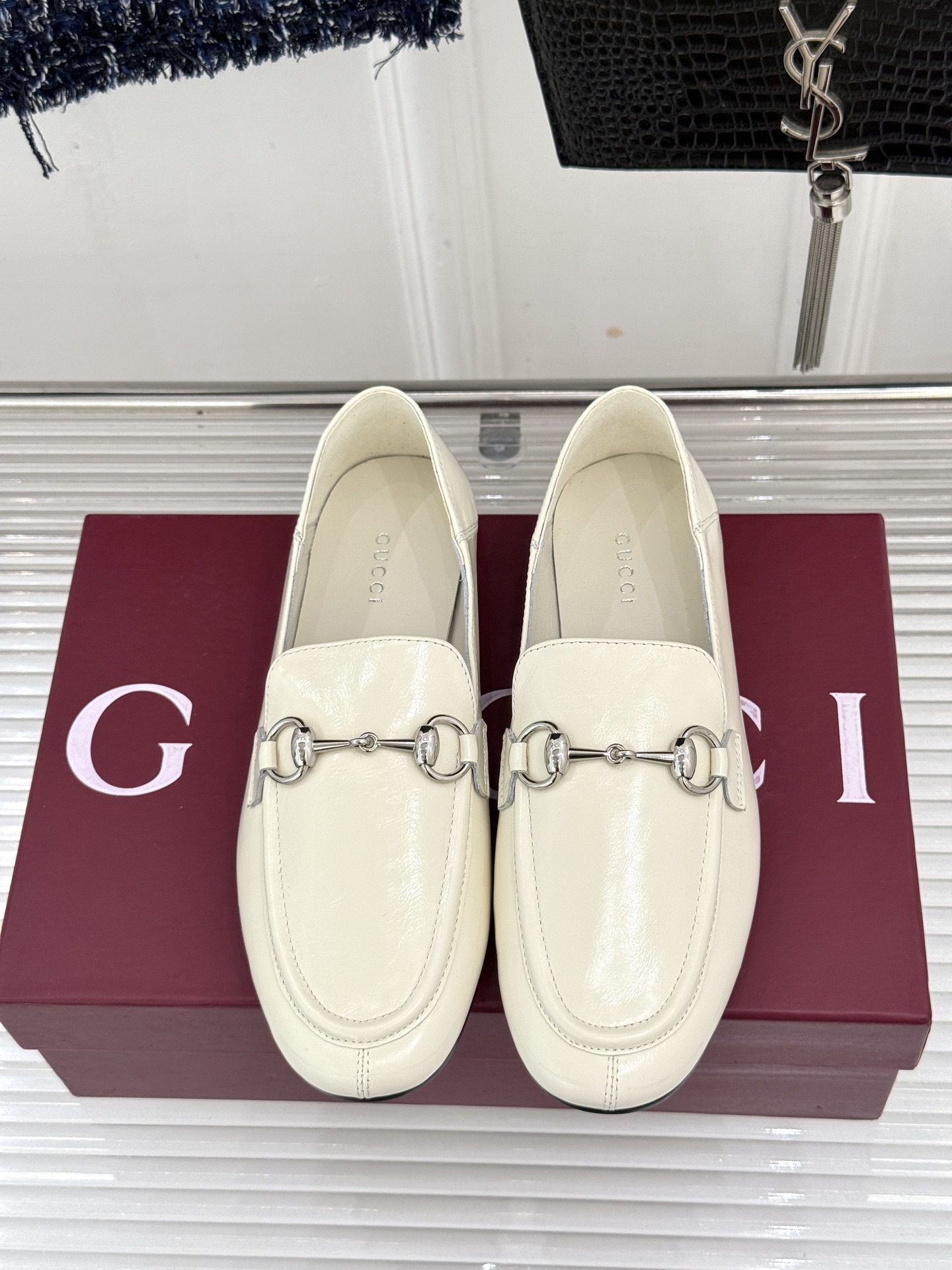Gucci/古驰经典马衔扣踩跟乐福鞋 自1953年诞生的传奇符号 是优雅与自在的永恒注解。 Gucci经典马衔扣踩跟乐福