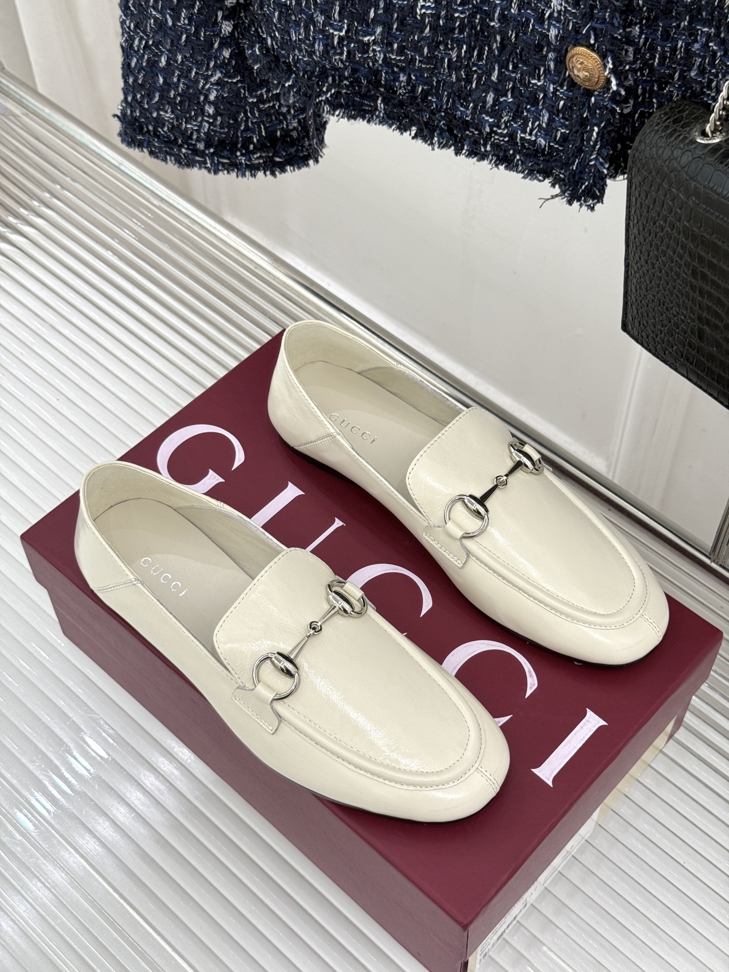 Gucci/古驰经典马衔扣踩跟乐福鞋 自1953年诞生的传奇符号 是优雅与自在的永恒注解。 Gucci经典马衔扣踩跟乐福