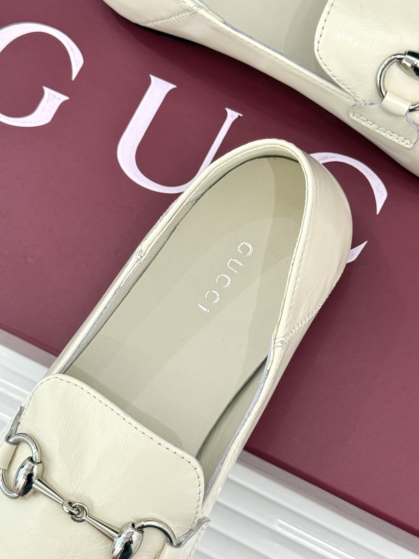 Gucci/古驰经典马衔扣踩跟乐福鞋 自1953年诞生的传奇符号 是优雅与自在的永恒注解。 Gucci经典马衔扣踩跟乐福