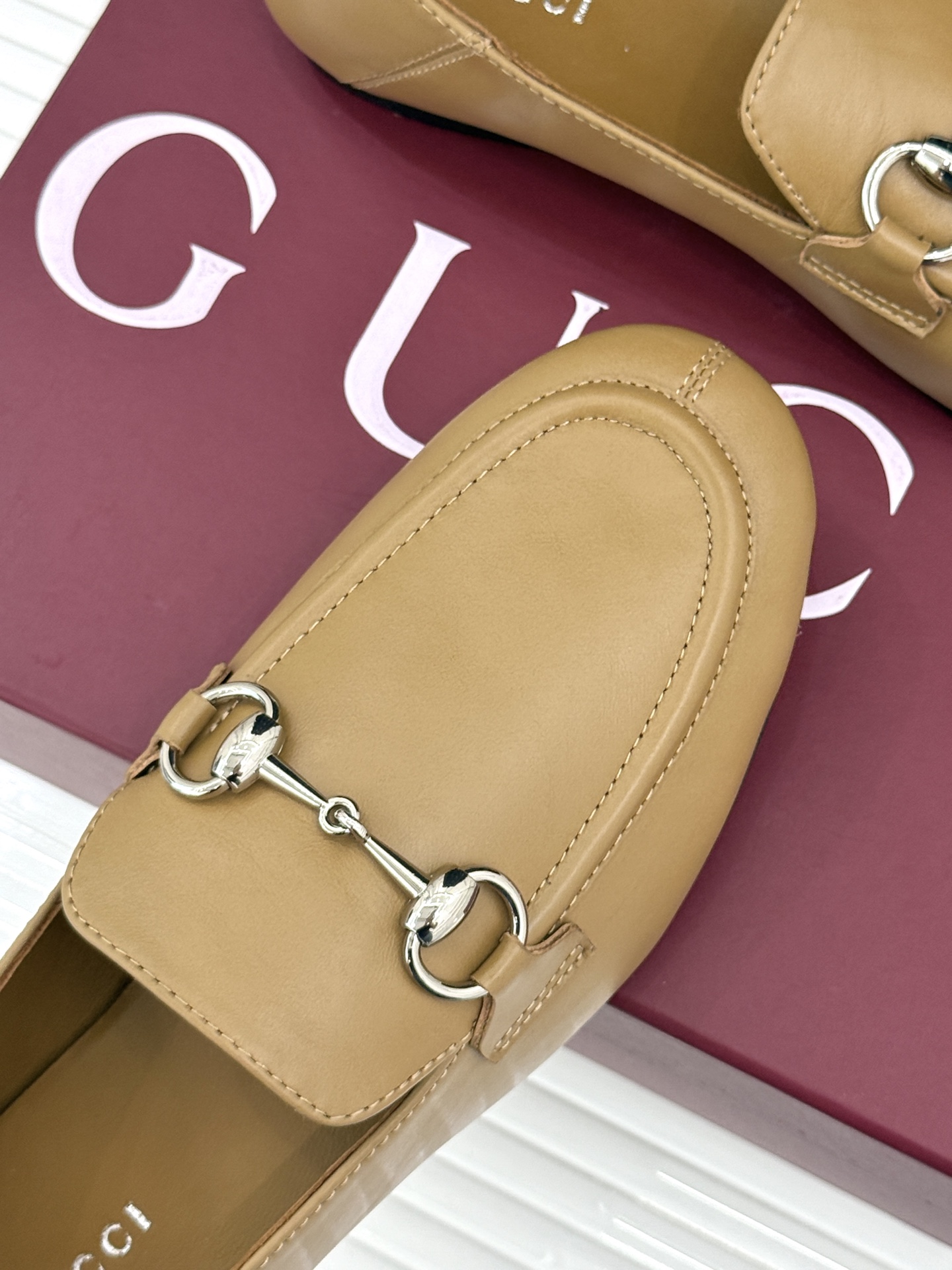 Gucci/古驰经典马衔扣踩跟乐福鞋 自1953年诞生的传奇符号 是优雅与自在的永恒注解。 Gucci经典马衔扣踩跟乐福