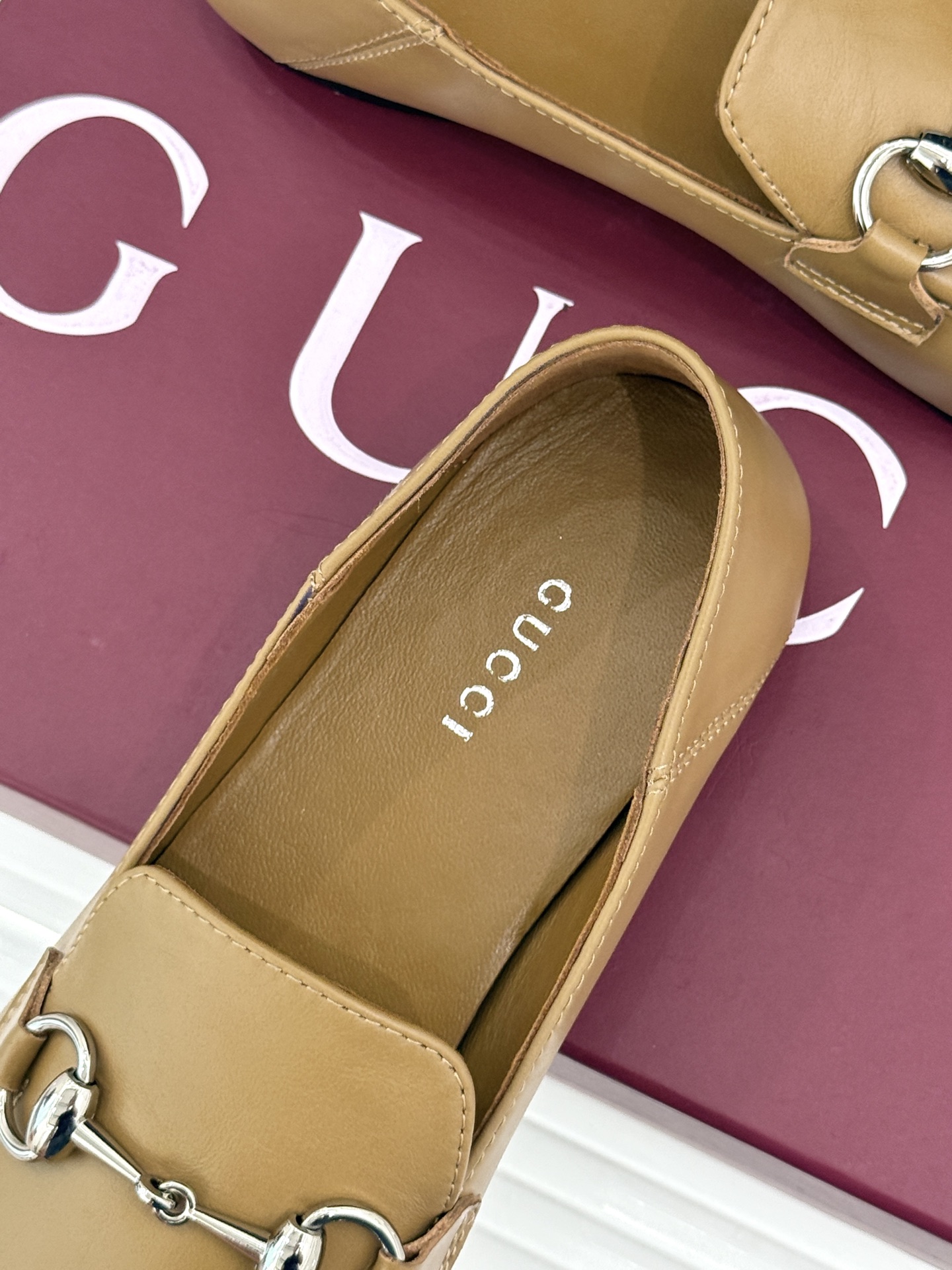 Gucci/古驰经典马衔扣踩跟乐福鞋 自1953年诞生的传奇符号 是优雅与自在的永恒注解。 Gucci经典马衔扣踩跟乐福