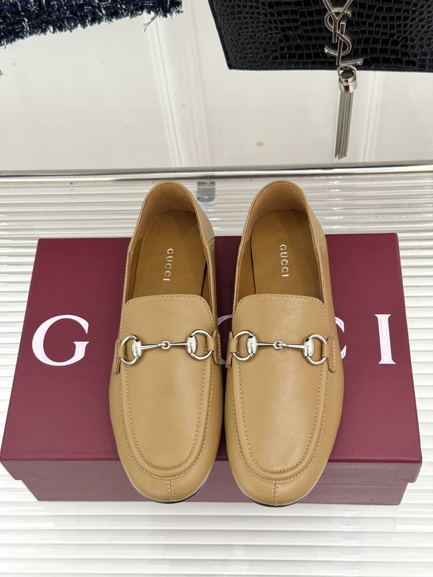 Gucci/古驰经典马衔扣踩跟乐福鞋 自1953年诞生的传奇符号 是优雅与自在的永恒注解。 Gucci经典马衔扣踩跟乐福