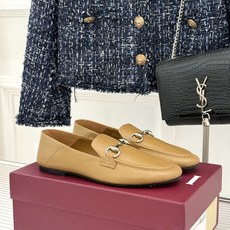 Gucci/古驰经典马衔扣踩跟乐福鞋 自1953年诞生的传奇符号 是优雅与自在的永恒注解。 Gucci经典马衔扣踩跟乐福 Gucci/古驰经典马衔扣踩跟乐福鞋 自1953年诞生的传奇符号 是优雅与自在的永恒注解。 Gucci经典马衔扣踩跟乐福
