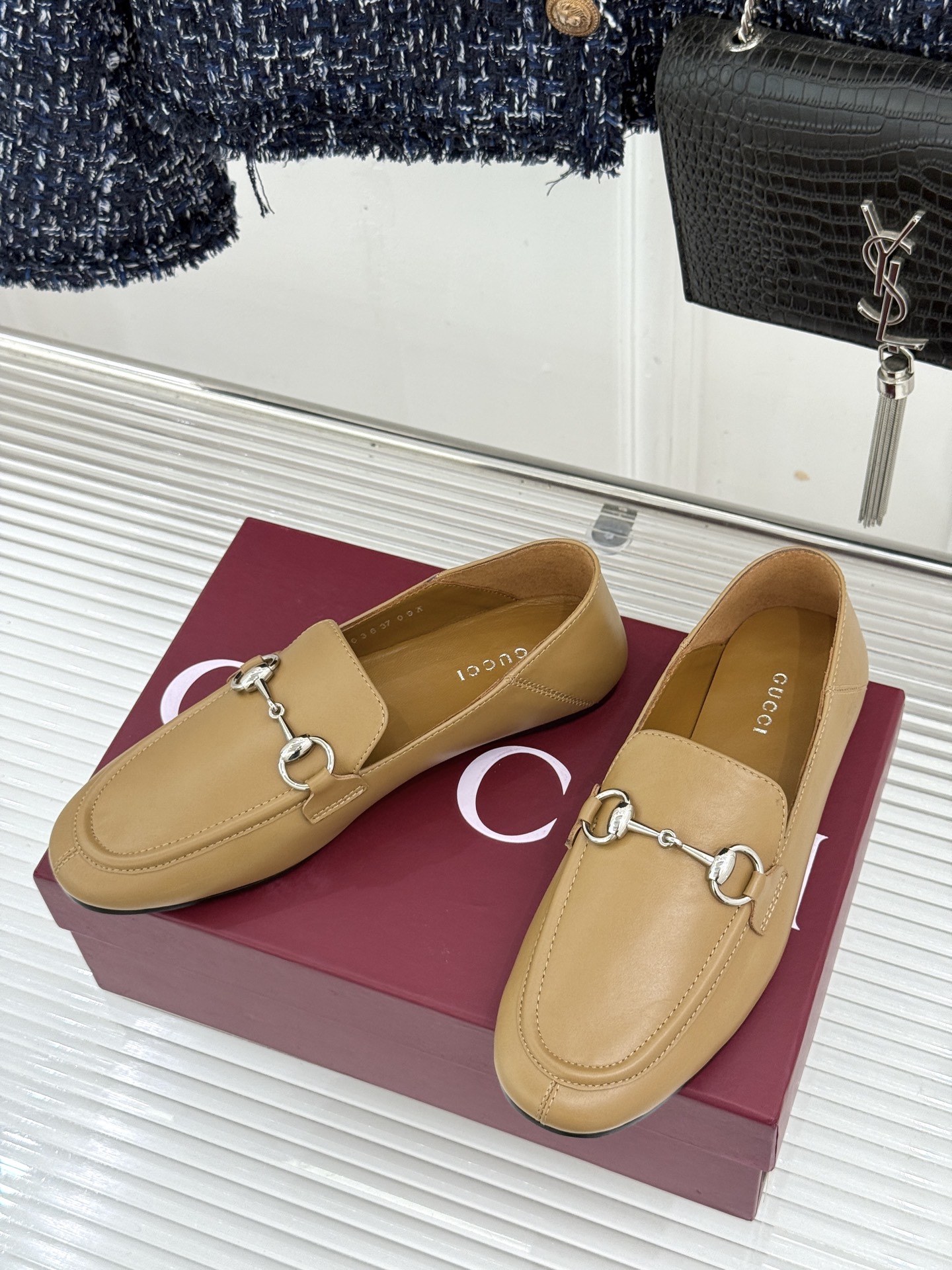 Gucci/古驰经典马衔扣踩跟乐福鞋 自1953年诞生的传奇符号 是优雅与自在的永恒注解。 Gucci经典马衔扣踩跟乐福