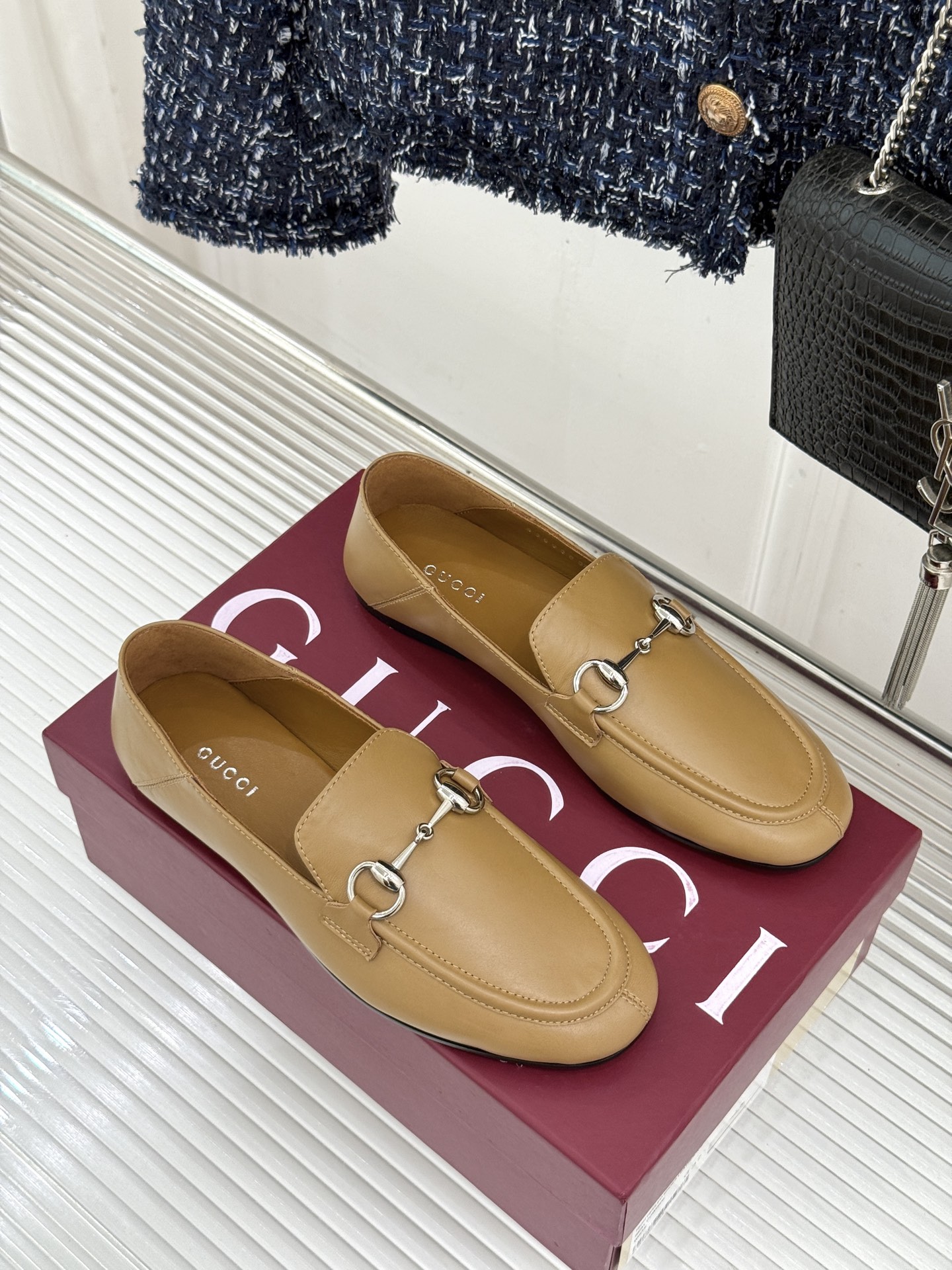 Gucci/古驰经典马衔扣踩跟乐福鞋 自1953年诞生的传奇符号 是优雅与自在的永恒注解。 Gucci经典马衔扣踩跟乐福
